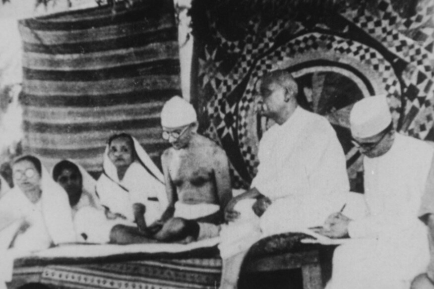 1928: મહાત્મા ગાંધી (Mahatma Gandhi)એ બારડોલીમાં સત્યાગ્રહ (Bardoli Satyagraha)ની જાહેરાત કરી. ગાંધીજીએ ભારતના પછાત વિસ્તારના ગરીબ ખેડૂતો પર બ્રિટિશ રાજ અને જમીનદારો દ્વારા થતા અન્યાય સામે બિહારના ચંપારણ અને ગુજરાતના ખેડા જિલ્લામાં આદોલનો કર્યાં હતાં. આ બંને ચળવળની સફળતાને પરિણામે ખેડૂતોને તેમના આર્થિક અને નાગરિક હક્કો મળ્યાં હતા અને ભારતીય જનતામાં એક નવી ચેતનાનો સંચાર થયો હતો. વર્ષ 1928માં થયેલ બારડોલી સત્યાગ્રહએ ભારતના સ્વાતંત્ર્ય સંગ્રામમાં ગુજરાતના બારડોલીમાં ઘટેલી એક મહત્વપૂર્ણ ઘટના છે. આ સત્યાગ્રહે સવિનય કાનૂન ભંગની ચળવળનો એક ભાગ હતો. આની સફળતાને કારણે સરદાર વલ્લભભાઈ પટેલ રાષ્ટ્રીય સ્તરે એક નેતા તરીકે ઉભરી આવ્યાં. 1928: મહાત્મા ગાંધી (Mahatma Gandhi)એ બારડોલીમાં સત્યાગ્રહ (Bardoli Satyagraha)ની જાહેરાત કરી. ગાંધીજીએ ભારતના પછાત વિસ્તારના ગરીબ ખેડૂતો પર બ્રિટિશ રાજ અને જમીનદારો દ્વારા થતા અન્યાય સામે બિહારના ચંપારણ અને ગુજરાતના ખેડા જિલ્લામાં આદોલનો કર્યાં હતાં. આ બંને ચળવળની સફળતાને પરિણામે ખેડૂતોને તેમના આર્થિક અને નાગરિક હક્કો મળ્યાં હતા અને ભારતીય જનતામાં એક નવી ચેતનાનો સંચાર થયો હતો. વર્ષ 1928માં થયેલ બારડોલી સત્યાગ્રહએ ભારતના સ્વાતંત્ર્ય સંગ્રામમાં ગુજરાતના બારડોલીમાં ઘટેલી એક મહત્વપૂર્ણ ઘટના છે. આ સત્યાગ્રહે સવિનય કાનૂન ભંગની ચળવળનો એક ભાગ હતો. આની સફળતાને કારણે સરદાર વલ્લભભાઈ પટેલ રાષ્ટ્રીય સ્તરે એક નેતા તરીકે ઉભરી આવ્યાં.