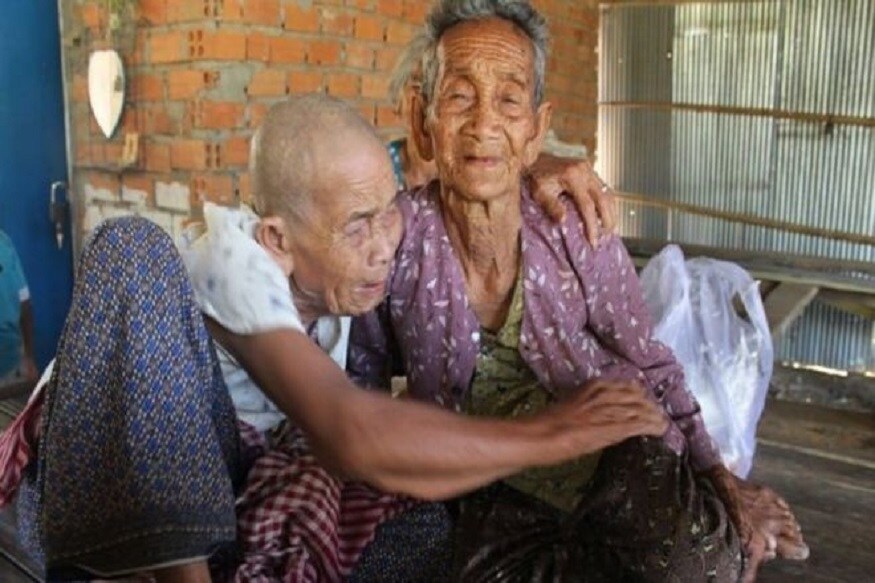 નામપેન્હઃ કંબોડિયામાં (Cambodia) ગત સપ્તાહે ત્રણ ભાઈ-બહેનોની 47 વર્ષ પછી મુલાકાત થઈ હતી. આ મુલાકાત સમયે બધા ભાવુંક થયાહતા. એક બીજા વચ્ચેનું અંતર એટલું બધું છે કે તેમને લાગતું હતું કે તેમનામાંથી કોઈ એકનું મોત થયું હશે. તેમણે એકબીજા સાથે છેલ્લીવાર મુલાકાત 1973માં કંબોડિયાના કમ્યુનિસ્ટ પાર્ટી એટલે કે ખમેર રુઝના શાસનમાં આવ્યાના બે વર્ષ પહેલા કરી હતી. કંબોડિયાની કમ્યૂનિસ્ટ પાર્ટી વર્ષ 1975માં સત્તામાં આવી હતી. ત્યારબાદ આશરે બે વર્ષ સુધી સંઘર્ષમાં ઓછામાં ઓછા 20 લાખ લોકો માર્યા ગયા હતા. આ સંઘર્ષ વર્ષ 1979 સુધી ચાલ્યો હતો. (ફાઈલ તસવીર) નામપેન્હઃ કંબોડિયામાં (Cambodia) ગત સપ્તાહે ત્રણ ભાઈ-બહેનોની 47 વર્ષ પછી મુલાકાત થઈ હતી. આ મુલાકાત સમયે બધા ભાવુંક થયાહતા. એક બીજા વચ્ચેનું અંતર એટલું બધું છે કે તેમને લાગતું હતું કે તેમનામાંથી કોઈ એકનું મોત થયું હશે. તેમણે એકબીજા સાથે છેલ્લીવાર મુલાકાત 1973માં કંબોડિયાના કમ્યુનિસ્ટ પાર્ટી એટલે કે ખમેર રુઝના શાસનમાં આવ્યાના બે વર્ષ પહેલા કરી હતી. કંબોડિયાની કમ્યૂનિસ્ટ પાર્ટી વર્ષ 1975માં સત્તામાં આવી હતી. ત્યારબાદ આશરે બે વર્ષ સુધી સંઘર્ષમાં ઓછામાં ઓછા 20 લાખ લોકો માર્યા ગયા હતા. આ સંઘર્ષ વર્ષ 1979 સુધી ચાલ્યો હતો. (ફાઈલ તસવીર)