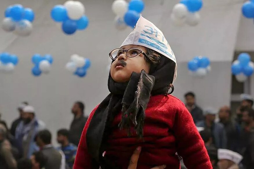 નવી દિલ્હી : આમ આદમી પાર્ટી (Aam Aadmi Party)ની ઐતિહાસિક જીત બાદ અરવિંદ કેજરીવાલ (Arvind Kejriwal)ની લોકપ્રિયતામાં અનેકગણો વધારો થયો છે. જોકે AAPની આ જીતમાં પણ એક તસવીર જેણે સૌથી વધુ લાઇમલાઇટમાં આવી હતી તે હતી છોટે કેજરીવાલની. ગળામાં મફલર, માથે ટોપી, ચશ્મા, મૂછો અને લાલ સ્વેટર પહેલા આ ક્યૂટ કેજરીવાલ (Cute Kejriwal) લોકોના દિલમાં છવાઈ ગયો હતો. (Image: PTI) નવી દિલ્હી : આમ આદમી પાર્ટી (Aam Aadmi Party)ની ઐતિહાસિક જીત બાદ અરવિંદ કેજરીવાલ (Arvind Kejriwal)ની લોકપ્રિયતામાં અનેકગણો વધારો થયો છે. જોકે AAPની આ જીતમાં પણ એક તસવીર જેણે સૌથી વધુ લાઇમલાઇટમાં આવી હતી તે હતી છોટે કેજરીવાલની. ગળામાં મફલર, માથે ટોપી, ચશ્મા, મૂછો અને લાલ સ્વેટર પહેલા આ ક્યૂટ કેજરીવાલ (Cute Kejriwal) લોકોના દિલમાં છવાઈ ગયો હતો. (Image: PTI)