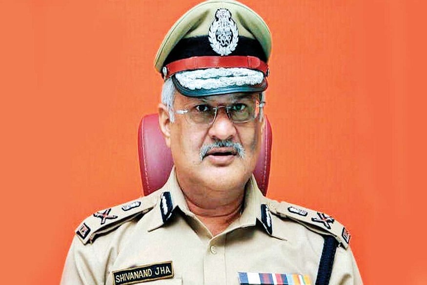 ગાંધીનગર : રાજ્યમાં લૉકડાઉનનો ગંભીરતાથી અમલ કરાવવા માટે ગુજરાત પોલીસ હવે આકરાપાણીએ થાય તો પણ નવાઈ નહીં. આજે ગાંધીનગરમાં રાજ્યના પોલીસ વડાએ પત્રકારોને સંબોધતા જણાવ્યું કે લૉકડાઉનનો કડકાઈથી અમલ કરાવવા માટે પોલીસ હવે સોસાયટીઓના CCTV કેમેરાના રેન્ડમ ફૂટેજ ચકાસશે. જે કોઈ લોકો આ ફૂટેજમાં લૉકડાઉનનો ભંગ કરતા જોવા મળ્યા તેમના સામે કાયદેસરની કાર્યાવહી કરવામાં આવશે. ગાંધીનગર : રાજ્યમાં લૉકડાઉનનો ગંભીરતાથી અમલ કરાવવા માટે ગુજરાત પોલીસ હવે આકરાપાણીએ થાય તો પણ નવાઈ નહીં. આજે ગાંધીનગરમાં રાજ્યના પોલીસ વડાએ પત્રકારોને સંબોધતા જણાવ્યું કે લૉકડાઉનનો કડકાઈથી અમલ કરાવવા માટે પોલીસ હવે સોસાયટીઓના CCTV કેમેરાના રેન્ડમ ફૂટેજ ચકાસશે. જે કોઈ લોકો આ ફૂટેજમાં લૉકડાઉનનો ભંગ કરતા જોવા મળ્યા તેમના સામે કાયદેસરની કાર્યાવહી કરવામાં આવશે.