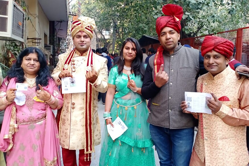નવી દિલ્હી : રાજધાની દિલ્હીમાં વિધાનસભાની ચૂંટણી (Delhi Assembly Election) માટે શનિવારે સવારથી મતદાન ચાલી રહ્યું છે. અહીં એક દુલ્હો લગ્ન પહેલા દેશ પ્રત્યેની પોતાની ફરજ નિભાવવા માટે વોટિંગ માટે પોલિંગ સ્ટેશન પહોંચ્યો હતો. નવી દિલ્હી : રાજધાની દિલ્હીમાં વિધાનસભાની ચૂંટણી (Delhi Assembly Election) માટે શનિવારે સવારથી મતદાન ચાલી રહ્યું છે. અહીં એક દુલ્હો લગ્ન પહેલા દેશ પ્રત્યેની પોતાની ફરજ નિભાવવા માટે વોટિંગ માટે પોલિંગ સ્ટેશન પહોંચ્યો હતો.