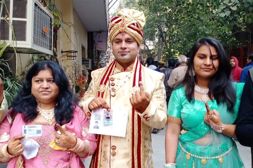 દુલ્હાએ કહ્યું કે વોટિંગ કરવું એ દેશ પ્રત્યે આપણું કર્તવ્ય છે. જે લોકોને મતાધિકારનો અધિકાર મળ્યો છે તેમણે વોટિંગ કરવું જોઈએ. આવું કરવાથી આપણને સારો નેતા મળી શકે છે. દુલ્હાએ કહ્યું કે વોટિંગ કરવું એ દેશ પ્રત્યે આપણું કર્તવ્ય છે. જે લોકોને મતાધિકારનો અધિકાર મળ્યો છે તેમણે વોટિંગ કરવું જોઈએ. આવું કરવાથી આપણને સારો નેતા મળી શકે છે.