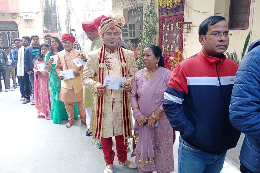 દિલ્હીના પટપડગંજમાં રહેતા આ દુલ્હાએ જણાવ્યું કે આજે તેના લગ્ન છે. તે સવારે સાત વાગ્યાથી પોલિંગ બૂથ પર એટલા માટે ઉભો છે, જેનાથી તે વોટિંગ કરી શકે. એટલું જ નહીં, દુલ્હા સાથે જાનૈયાઓ પણ મતદાન કરવા માટે પહોંચી ગયા હતા. દિલ્હીના પટપડગંજમાં રહેતા આ દુલ્હાએ જણાવ્યું કે આજે તેના લગ્ન છે. તે સવારે સાત વાગ્યાથી પોલિંગ બૂથ પર એટલા માટે ઉભો છે, જેનાથી તે વોટિંગ કરી શકે. એટલું જ નહીં, દુલ્હા સાથે જાનૈયાઓ પણ મતદાન કરવા માટે પહોંચી ગયા હતા.