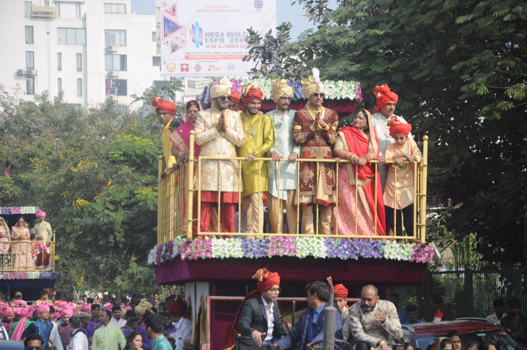 આ ઉપરાંત સુરતમાં રહેતા અને મૂળ વાવના 23 વર્ષીય આયુશી પરીખ જેમણે B .COM સુધીનો અભ્યાસ કર્યો છે તે અને મુંબઈ ખાતે રહેતા અને મૂળ પીડવાળાના 28 વર્ષીય ભવ્યા મેગાતર જેણે C .S સુધીનો અભ્યાસ કર્યો છે તે દીક્ષા લઈ સંયમના માર્ગે આગળ વધશે. આ ઉપરાંત સુરતમાં રહેતા અને મૂળ વાવના 23 વર્ષીય આયુશી પરીખ જેમણે B .COM સુધીનો અભ્યાસ કર્યો છે તે અને મુંબઈ ખાતે રહેતા અને મૂળ પીડવાળાના 28 વર્ષીય ભવ્યા મેગાતર જેણે C .S સુધીનો અભ્યાસ કર્યો છે તે દીક્ષા લઈ સંયમના માર્ગે આગળ વધશે.