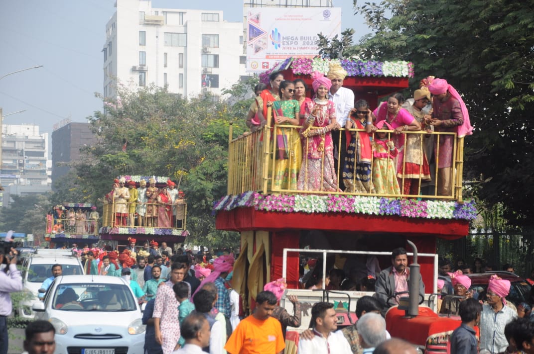 આ દીક્ષાર્થીઓમાં અમદાવાદને મૂળ ગુજરાતનો 12 વર્ષીય જિનેસ પરીખ મુંબઈ ખાતે રહેતી અને મૂળ પાદરલી 12 વર્ષીય સિલ્કી જૈન દીક્ષા લેશે. આ દીક્ષાર્થીઓમાં અમદાવાદને મૂળ ગુજરાતનો 12 વર્ષીય જિનેસ પરીખ મુંબઈ ખાતે રહેતી અને મૂળ પાદરલી 12 વર્ષીય સિલ્કી જૈન દીક્ષા લેશે.