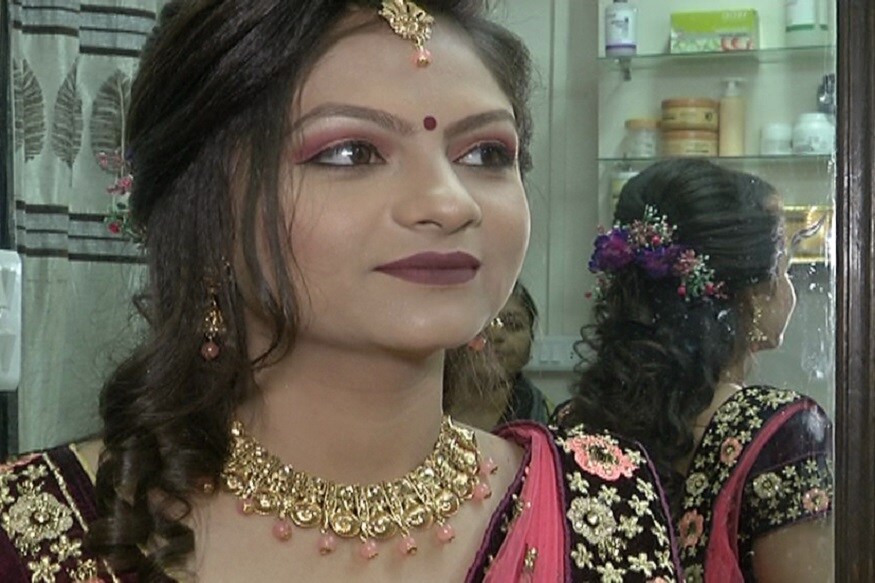 કયારે ઘટશે સોનાના ભાવ?<br />મા પિતાની પરિસ્થિતી હોય કે ના હોય. પરંતુ હવે યુવતીઓ પોતાના દમ પર લગ્ન કરતી થઈ છે. તો બીજી તરફ મા બાપ પણ દીકરીનાં લગ્ન માટે દેવું કરવા માટે વિચારતાં નથી, પણ આ બધી પરિસ્થિતીનું મૂળ મોંઘવારી છે. સોનાનાં ભાવમાં ક્યારે ઘટાડો થશે તે નક્કી નથી. પરંતુ મોંઘવારી સામાન્ય વર્ગને હિંમત ઘટાડી રહી છે. તે નક્કી છે. કયારે ઘટશે સોનાના ભાવ?<br />મા પિતાની પરિસ્થિતી હોય કે ના હોય. પરંતુ હવે યુવતીઓ પોતાના દમ પર લગ્ન કરતી થઈ છે. તો બીજી તરફ મા બાપ પણ દીકરીનાં લગ્ન માટે દેવું કરવા માટે વિચારતાં નથી, પણ આ બધી પરિસ્થિતીનું મૂળ મોંઘવારી છે. સોનાનાં ભાવમાં ક્યારે ઘટાડો થશે તે નક્કી નથી. પરંતુ મોંઘવારી સામાન્ય વર્ગને હિંમત ઘટાડી રહી છે. તે નક્કી છે.
