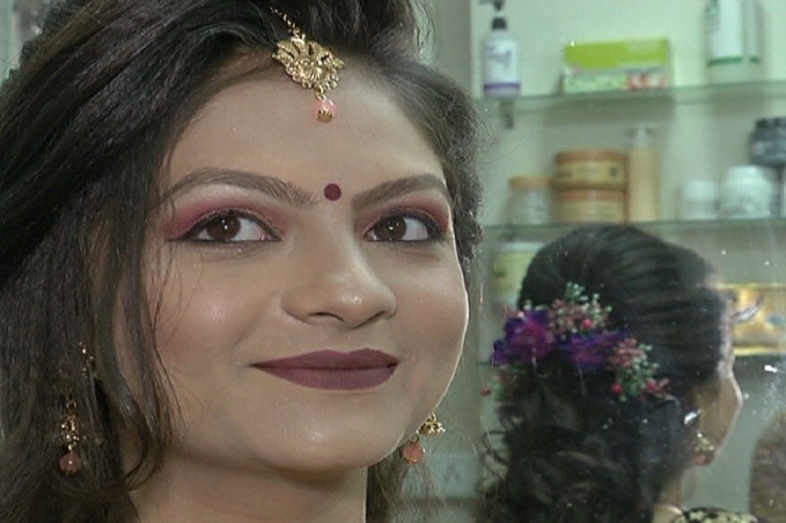 દીપિકા ખુમાણ, અમદાવાદ : અમદાવાદના થલતેજ વિસ્તારમાં રહેતી કોમલની આજે સગાઈ છે. સગાઈ હોવાને કારણે આજે કોમલે પોતાના બજેટ મુજબ બધા જ શોખ પુરા કર્યા છે. પરંતુ તેની ખુશી પાછળ જવાબદાર તેનું પ્રિ પ્લાનિંગ છે. કોમલે સગાઈ નક્કી થઈ ત્યારથી ઘણું પ્લાનિંગ કર્યુ હતું. કોમલે સૌ પ્રથમ ચણિયાચોળીની ખરીદી કરી લીધી. ત્યાર બાદ બ્યુટી પાર્લર નક્કી કર્યુ, અને પછી જવેલરીની વાત આવી ત્યારે તેમણે અમદાવાદના ઢાલગરવાડ વિસ્તારમાંથી જવેલરીની ખરીદી કરી લીધી. બજેટને ધ્યાનમાં રાખીને તેણે પોતાના લૂક માટે વણજોઈતાં બધા જ ખર્ચા દૂર કરી દીધા. કોમલ સુખી સંપન્ન પરિવારની દીકરી હોવાથી તેનાં માતા પિતાએ સગાઈના અવસરે સોનું પહેરવા માટે પહેલ કરી. પરંતુ કોમલે સોનાના બદલે એલિગન્ટ લૂક માટે આર્ટિફિશિયલ જવેલરીને પસંદ કરી. જેની પાછળનું સાચું કારણ સોનાના વધતા ભાવ જવાબદાર હતા. દીપિકા ખુમાણ, અમદાવાદ : અમદાવાદના થલતેજ વિસ્તારમાં રહેતી કોમલની આજે સગાઈ છે. સગાઈ હોવાને કારણે આજે કોમલે પોતાના બજેટ મુજબ બધા જ શોખ પુરા કર્યા છે. પરંતુ તેની ખુશી પાછળ જવાબદાર તેનું પ્રિ પ્લાનિંગ છે. કોમલે સગાઈ નક્કી થઈ ત્યારથી ઘણું પ્લાનિંગ કર્યુ હતું. કોમલે સૌ પ્રથમ ચણિયાચોળીની ખરીદી કરી લીધી. ત્યાર બાદ બ્યુટી પાર્લર નક્કી કર્યુ, અને પછી જવેલરીની વાત આવી ત્યારે તેમણે અમદાવાદના ઢાલગરવાડ વિસ્તારમાંથી જવેલરીની ખરીદી કરી લીધી. બજેટને ધ્યાનમાં રાખીને તેણે પોતાના લૂક માટે વણજોઈતાં બધા જ ખર્ચા દૂર કરી દીધા. કોમલ સુખી સંપન્ન પરિવારની દીકરી હોવાથી તેનાં માતા પિતાએ સગાઈના અવસરે સોનું પહેરવા માટે પહેલ કરી. પરંતુ કોમલે સોનાના બદલે એલિગન્ટ લૂક માટે આર્ટિફિશિયલ જવેલરીને પસંદ કરી. જેની પાછળનું સાચું કારણ સોનાના વધતા ભાવ જવાબદાર હતા.