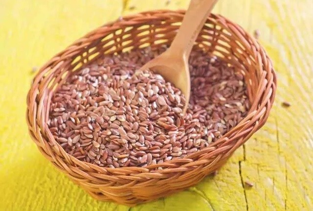 અળસીના બીજ પાણીમાં દ્રાવ્ય થઈ શકે છે. અળસીમાં બે પ્રકારના રેસા હોય છે. અળસી આપણા વિશાળ આંતરડાને નુકસાનથી સુરક્ષિત કરે છે. અળસી શરીરમાંથી ચરબીની માત્રા ઘટાડવામાં મદદ કરે છે. અળસીના બીજ પાણીમાં દ્રાવ્ય થઈ શકે છે. અળસીમાં બે પ્રકારના રેસા હોય છે. અળસી આપણા વિશાળ આંતરડાને નુકસાનથી સુરક્ષિત કરે છે. અળસી શરીરમાંથી ચરબીની માત્રા ઘટાડવામાં મદદ કરે છે.