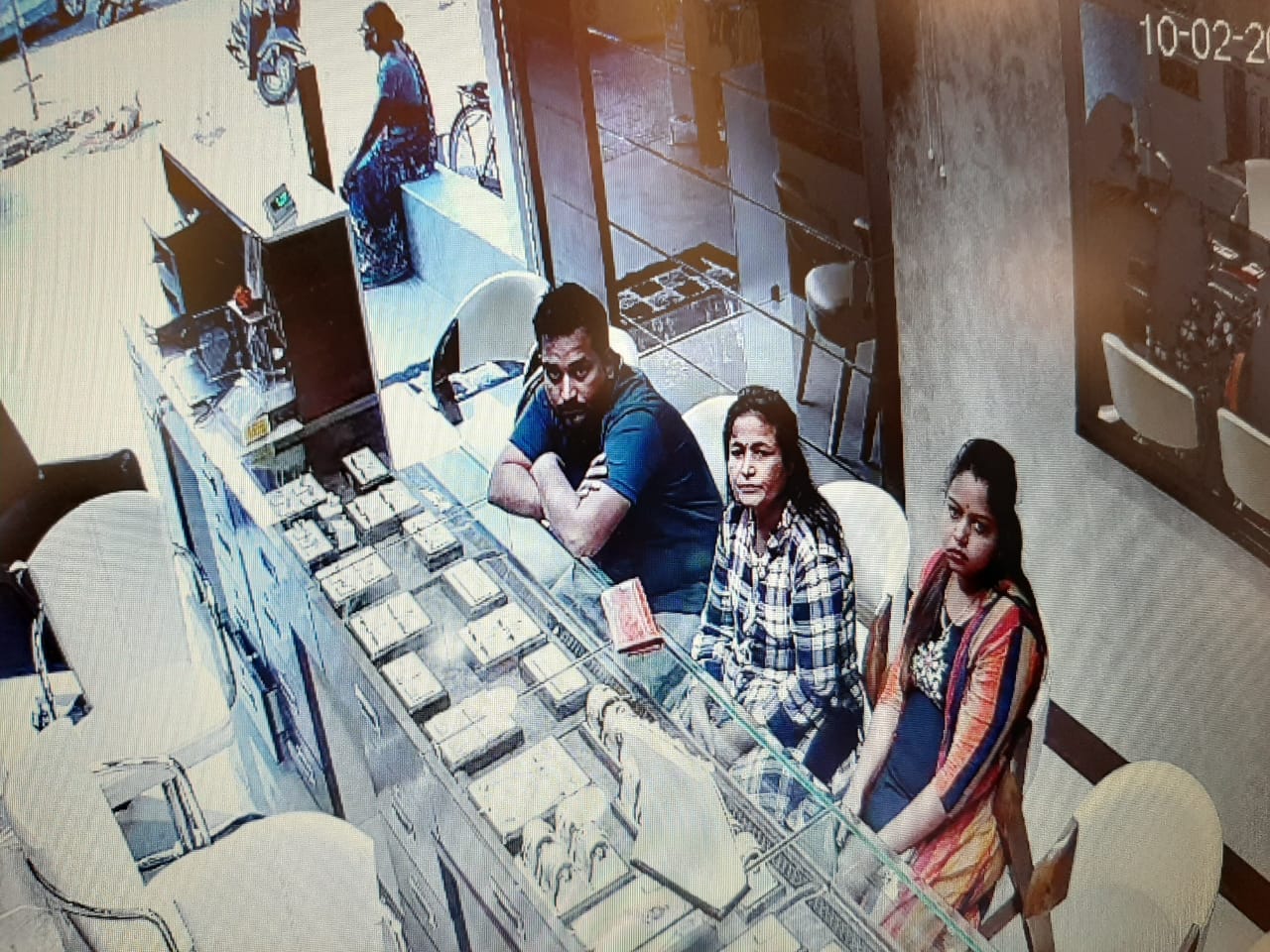 સાથો સાથ આ ગેંગે શાસ્ત્રીનગરમાં પણ એક જવેલર્સની દુકાનમાં જઈ સોનાની ચોરી કરી ફરાર થઈ છે ત્યારે સાથો સાથ નીલકંઠ જવેલર્સમાં પણ એજ મોડસ ઓપરેન્ડીથી આવી ચોરી કરી નિકળી ગઈ છે. સાથો સાથ આ ગેંગે શાસ્ત્રીનગરમાં પણ એક જવેલર્સની દુકાનમાં જઈ સોનાની ચોરી કરી ફરાર થઈ છે ત્યારે સાથો સાથ નીલકંઠ જવેલર્સમાં પણ એજ મોડસ ઓપરેન્ડીથી આવી ચોરી કરી નિકળી ગઈ છે.