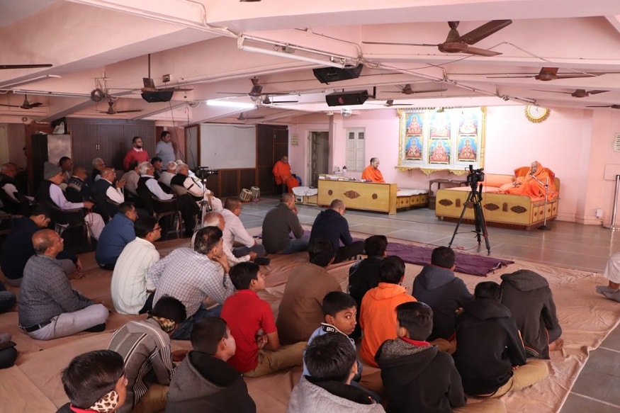 આ પ્રસંગે શ્રી ગોપાળાનંદસ્વામીના જીવન કવન ઉપર કુમકુમ મંદિરના સાધુ પ્રેમવત્સલદાસજીએ જણાવ્યું હતું કે, અઢારમી સદીમાં જનસમાજની ઉર્ધ્વગતિ કરવામાં શ્રી સ્વામિનારાયણ ભગવાનનું પ્રદાન મુખ્યત્વે રહયું છે. તેમણે બનાવેલા ૩૦૦૦ જેટલા સંતોએ ટૂંકાગાળામાં ગુજરાતની ધરતી ઉપર ગામડે-ગામડે વિચરણ કરીને ધૂળમાં પોતાનું આખું આયખું ઘસી નાંખ્યું છે. આ સમગ્ર જહેમતમાં શ્રી સ્વામિનારાયણ ભગવાન પછી સૌથી વધુ ફાળો તેમના સંતમંડળના શ્રીજી સંકલ્પ મૂર્તિ શ્રી ગોપાળાનંદ સ્વામીનો રહયો છે. અને એટલે જ શ્રી સ્વામિનારાયણ ભગવાને સર્વે સંતો - હરિભકતો - આચાર્યો સર્વેના સર્વાધ્યક્ષ તરીકે શ્રી ગોપાળાનંદ સ્વામીને નિમ્યા હતા, અને તે સર્વએ તેમની આજ્ઞામાં રહેવું એમ સૌને આજ્ઞા કરી હતી. આ પ્રસંગે શ્રી ગોપાળાનંદસ્વામીના જીવન કવન ઉપર કુમકુમ મંદિરના સાધુ પ્રેમવત્સલદાસજીએ જણાવ્યું હતું કે, અઢારમી સદીમાં જનસમાજની ઉર્ધ્વગતિ કરવામાં શ્રી સ્વામિનારાયણ ભગવાનનું પ્રદાન મુખ્યત્વે રહયું છે. તેમણે બનાવેલા ૩૦૦૦ જેટલા સંતોએ ટૂંકાગાળામાં ગુજરાતની ધરતી ઉપર ગામડે-ગામડે વિચરણ કરીને ધૂળમાં પોતાનું આખું આયખું ઘસી નાંખ્યું છે. આ સમગ્ર જહેમતમાં શ્રી સ્વામિનારાયણ ભગવાન પછી સૌથી વધુ ફાળો તેમના સંતમંડળના શ્રીજી સંકલ્પ મૂર્તિ શ્રી ગોપાળાનંદ સ્વામીનો રહયો છે. અને એટલે જ શ્રી સ્વામિનારાયણ ભગવાને સર્વે સંતો - હરિભકતો - આચાર્યો સર્વેના સર્વાધ્યક્ષ તરીકે શ્રી ગોપાળાનંદ સ્વામીને નિમ્યા હતા, અને તે સર્વએ તેમની આજ્ઞામાં રહેવું એમ સૌને આજ્ઞા કરી હતી.