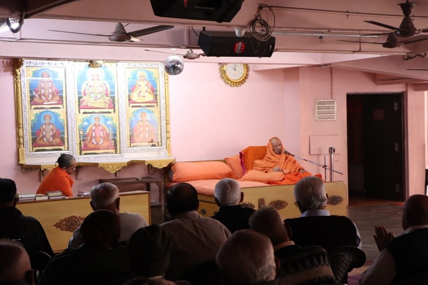 ત્યારબાદ કુમકુમ મંદિરના મહંત આનંદપ્રિયદાસજી સ્વામીએ જણાવ્યું હતું કે, આવા શ્રીજીસંકલ્પ મૂર્તિ શ્રી ગોપાળાનંદ સ્વામીનો સમાગમ સૌ કોઈ સંપ્રદાયના હરિભકતો તો શું ? મોટા - મોટા સંતો પણ પોતાનું અહોભાગ્ય માનીને કરતા હતા. ત્યારબાદ કુમકુમ મંદિરના મહંત આનંદપ્રિયદાસજી સ્વામીએ જણાવ્યું હતું કે, આવા શ્રીજીસંકલ્પ મૂર્તિ શ્રી ગોપાળાનંદ સ્વામીનો સમાગમ સૌ કોઈ સંપ્રદાયના હરિભકતો તો શું ? મોટા - મોટા સંતો પણ પોતાનું અહોભાગ્ય માનીને કરતા હતા.