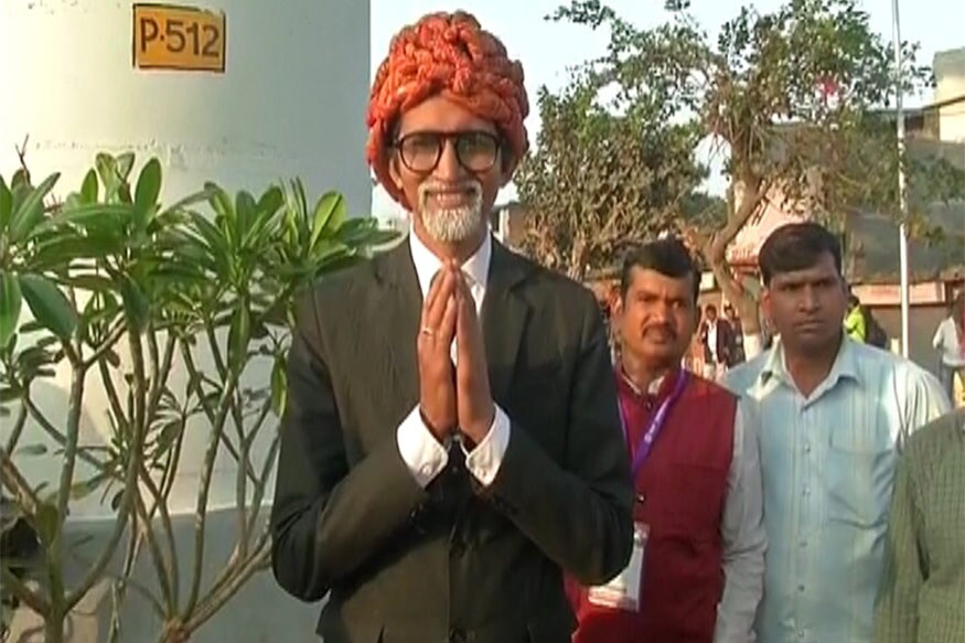 અમદાવાદ : અમેરિકાના પ્રમુખ ડોનાલ્ડ ટ્રમ્પ જ્યારે અમદાવાદના મોંઘેરા મહેમાન બન્યા છે ત્યારે તેમને આવકારવા માટે આખા રાજ્યમાંથી લોકો અમદાવાદ આવી પહોંચ્યા છે. તેમને આવકારવા માટે મોટેરા સ્ટેડિયમ ખાતે મોટી સંખ્યામાં લોકો પહોંચી ગયા છે. આ દરમિયાન મોટેરા સ્ટેડિયમ ખાતે અમિતાભ બચ્ચનના હમશકલ એવા ભાવનગરના પિનાકિન ગોહિલ પણ પહોંચી ગયા હતા. જોકે, તેમની પાસે પાસ ન હોવાથી તેમને સ્ટેડિયમમાં પ્રવેશ મળ્યો ન હતો. અમદાવાદ : અમેરિકાના પ્રમુખ ડોનાલ્ડ ટ્રમ્પ જ્યારે અમદાવાદના મોંઘેરા મહેમાન બન્યા છે ત્યારે તેમને આવકારવા માટે આખા રાજ્યમાંથી લોકો અમદાવાદ આવી પહોંચ્યા છે. તેમને આવકારવા માટે મોટેરા સ્ટેડિયમ ખાતે મોટી સંખ્યામાં લોકો પહોંચી ગયા છે. આ દરમિયાન મોટેરા સ્ટેડિયમ ખાતે અમિતાભ બચ્ચનના હમશકલ એવા ભાવનગરના પિનાકિન ગોહિલ પણ પહોંચી ગયા હતા. જોકે, તેમની પાસે પાસ ન હોવાથી તેમને સ્ટેડિયમમાં પ્રવેશ મળ્યો ન હતો.