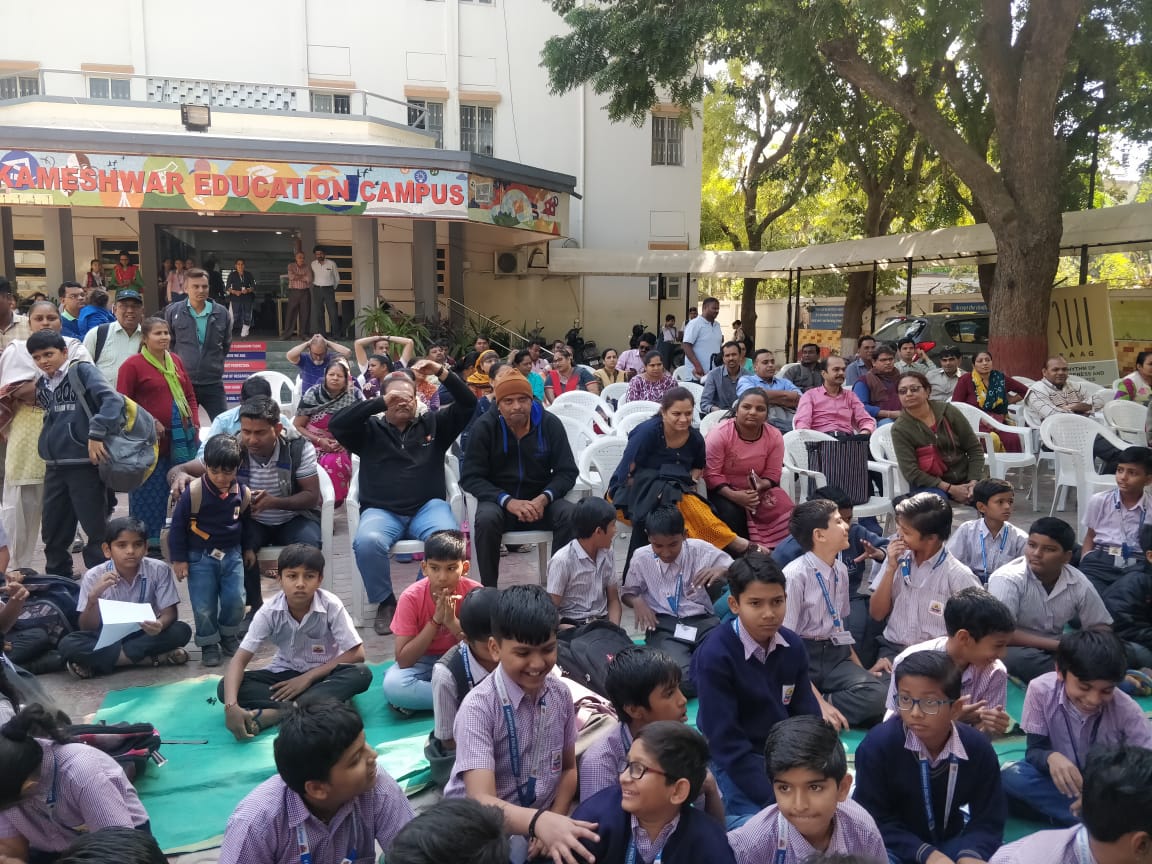 પરંતુ ગુજરાત હાઇકોર્ટની ટકોર બાદ ગુજરાત સરકાર દ્વારા યુ ટર્ન લઇ અને હેલ્મેટ પહેરવાનો મરજિયાત નિર્ણય પાછો ખેંચવાની ફરજ પડી હતી. સરકાર દ્વારા શહેરી વિસ્તારમાં હેલ્મેટ પહેરવા પર છુટછાટ આપી હતી. પરંતુ આખરે હેલ્મેટ પહેરવાના કાયદો ફરજીયાત કરી દેવામાં આવ્યો છે . ત્યારે એનજીઓ અને સંસ્થાઓ તેમજ તંત્ર દ્વારા હેલ્મેટનાં વાહન ચલાકોમાં જાગૃતિ વધે તે માટે અનેક પ્રયાસ કરાય છે. જે અંતર્ગત કામેશ્વર સ્કૂલ દ્વારા અહીં ભણતા બાળકો અને તેમના વાલીઓને હેલ્મેટ વિતરણ કરી એક નવો અભિગમ અપનાવ્યો છે. પરંતુ ગુજરાત હાઇકોર્ટની ટકોર બાદ ગુજરાત સરકાર દ્વારા યુ ટર્ન લઇ અને હેલ્મેટ પહેરવાનો મરજિયાત નિર્ણય પાછો ખેંચવાની ફરજ પડી હતી. સરકાર દ્વારા શહેરી વિસ્તારમાં હેલ્મેટ પહેરવા પર છુટછાટ આપી હતી. પરંતુ આખરે હેલ્મેટ પહેરવાના કાયદો ફરજીયાત કરી દેવામાં આવ્યો છે . ત્યારે એનજીઓ અને સંસ્થાઓ તેમજ તંત્ર દ્વારા હેલ્મેટનાં વાહન ચલાકોમાં જાગૃતિ વધે તે માટે અનેક પ્રયાસ કરાય છે. જે અંતર્ગત કામેશ્વર સ્કૂલ દ્વારા અહીં ભણતા બાળકો અને તેમના વાલીઓને હેલ્મેટ વિતરણ કરી એક નવો અભિગમ અપનાવ્યો છે.