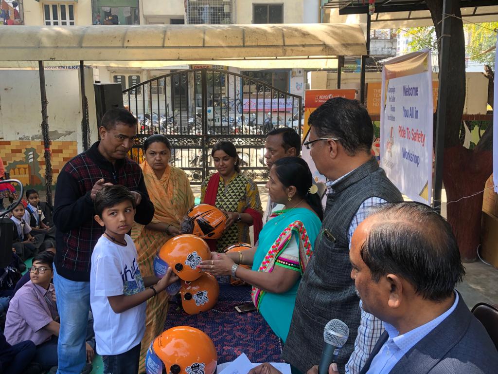 અમદાવાદ સ્માર્ટ સિટી ત્યારે જ બની શકશે જ્યારે નાગરિકો દ્વારા ટ્રાફિકના નિયમોનું યોગ્ય અને ચુસ્ત પાલન થાય. તેની જાગૃતિ માટે આ કાર્યક્રમનું આયોજન કરવામાં આવ્યું હતું. અમદાવાદ સ્માર્ટ સિટી ત્યારે જ બની શકશે જ્યારે નાગરિકો દ્વારા ટ્રાફિકના નિયમોનું યોગ્ય અને ચુસ્ત પાલન થાય. તેની જાગૃતિ માટે આ કાર્યક્રમનું આયોજન કરવામાં આવ્યું હતું.