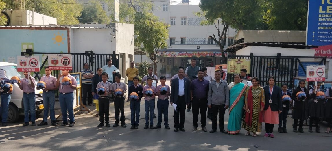 વધુમાં આચાર્ય પંડ્યાએ જણાવ્યું હતુ કે, આ પાછળનો મુખ્ય ઉદેશ્ય અને હેતુ વિદ્યાર્થીઓનાં માધ્યમથી નાગરિકો પોતાના જીવનનું મુલ્ય સમજે અને જ્યારે પણ ટુ વ્હિલ ચલાવે ત્યારે ફરજીયાત હેલ્મેટ પોતે અને પાછળ બેઠેલા બાળકને પણ હેલ્મેટ પહેરે. તો અકસ્માતનાં કિસ્સાઓમાં મૃત્યુ થાય છે તેમાં જીવન બચાવી શકાય. વધુમાં આચાર્ય પંડ્યાએ જણાવ્યું હતુ કે, આ પાછળનો મુખ્ય ઉદેશ્ય અને હેતુ વિદ્યાર્થીઓનાં માધ્યમથી નાગરિકો પોતાના જીવનનું મુલ્ય સમજે અને જ્યારે પણ ટુ વ્હિલ ચલાવે ત્યારે ફરજીયાત હેલ્મેટ પોતે અને પાછળ બેઠેલા બાળકને પણ હેલ્મેટ પહેરે. તો અકસ્માતનાં કિસ્સાઓમાં મૃત્યુ થાય છે તેમાં જીવન બચાવી શકાય.