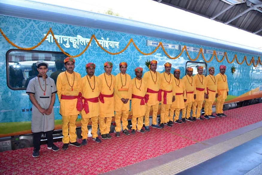પહેલીવાર ભગવાન શિવ માટે રિઝર્વ રાખવામાં આવી એક સીટ : ઉત્તર રેલવેના પ્રવક્તા દીપક કુમારે જણાવ્યું કે B5 કોચમાં સીટ નંબર 64 ભગવાન માટે ખાલી કરવામાં આવી છે. રેલવેએ આઈઆરસીટીસી સંચાલિત ત્રીજી સેવા શરૂ કરી છે. આ ટ્રેન ઉત્તર પ્રદેશના વારાણસીથી મધ્ય પ્રદેશના ઇન્દોર સુધી જશે. પહેલીવાર ભગવાન શિવ માટે રિઝર્વ રાખવામાં આવી એક સીટ : ઉત્તર રેલવેના પ્રવક્તા દીપક કુમારે જણાવ્યું કે B5 કોચમાં સીટ નંબર 64 ભગવાન માટે ખાલી કરવામાં આવી છે. રેલવેએ આઈઆરસીટીસી સંચાલિત ત્રીજી સેવા શરૂ કરી છે. આ ટ્રેન ઉત્તર પ્રદેશના વારાણસીથી મધ્ય પ્રદેશના ઇન્દોર સુધી જશે.