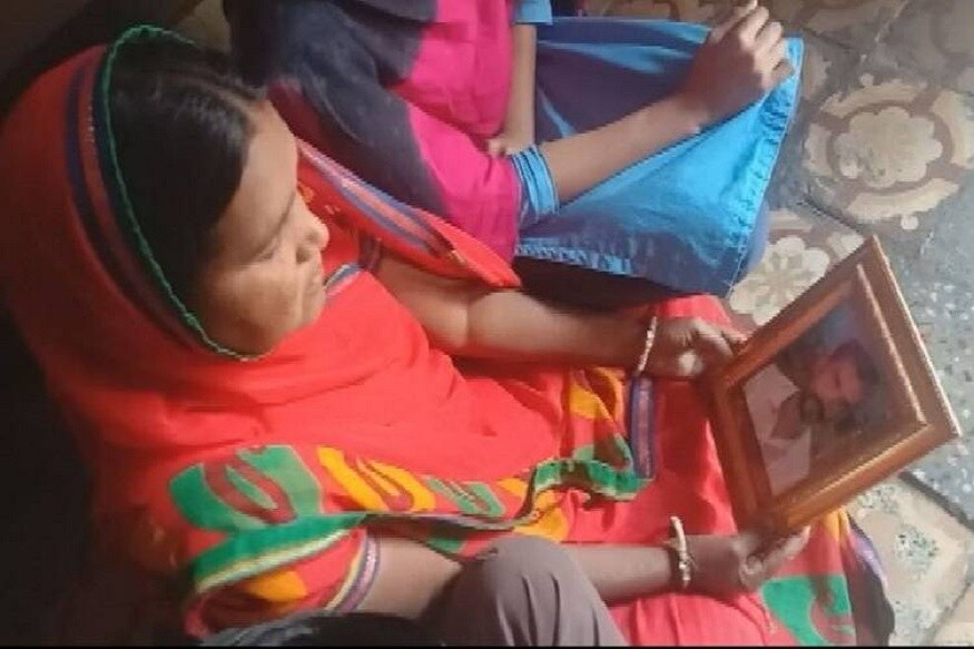 વિધવા પેન્શન માટે રેખા બે વર્ષોથી પોતાને જીવતી સાબિત કરવા માટે દસ્તાવેજોને યોગ્ય કરાવવા માટે અલગ અલગ અધિકારીઓની ઓફિસોના ચક્કરો કાપી રહી છે. પરંતુ કોઈ મદદ મળી નથી. પીડિતાએ કહ્યું કે તેઓ સરકારી ઓફિસોના ચક્કર લગાવીને થાકી ગઈ છે. (મહિલાની ફાઈલ તસવીર) વિધવા પેન્શન માટે રેખા બે વર્ષોથી પોતાને જીવતી સાબિત કરવા માટે દસ્તાવેજોને યોગ્ય કરાવવા માટે અલગ અલગ અધિકારીઓની ઓફિસોના ચક્કરો કાપી રહી છે. પરંતુ કોઈ મદદ મળી નથી. પીડિતાએ કહ્યું કે તેઓ સરકારી ઓફિસોના ચક્કર લગાવીને થાકી ગઈ છે. (મહિલાની ફાઈલ તસવીર)