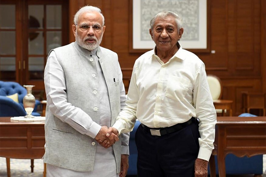 આ પટેલ પરિવારને ભારતના વડાપ્રધાન મોદી સાથે પણ વર્ષો જૂના સંબંધ છે. તેમના પરિવારે તેમના અનેક કાર્યક્રમોમાં હાજરી આપી છે. 2018માં શૈલેષ ભાઈના પિતાના જન્મ દિવસે પટેલ પરિવાર ભારત આવ્યો હતો અને દિલ્હી ખાતે પીએ મોદીને મળ્યો હતો. પીએમ મોદી જ્યારે અમેરિકા ગયા હતા ત્યારે પણ આ પટેલ પરિવાર 'હાઉડી મોદી' કાર્યક્રમમાં હાજર રહ્યો હતો. (ફાઇલ તસવીર) આ પટેલ પરિવારને ભારતના વડાપ્રધાન મોદી સાથે પણ વર્ષો જૂના સંબંધ છે. તેમના પરિવારે તેમના અનેક કાર્યક્રમોમાં હાજરી આપી છે. 2018માં શૈલેષ ભાઈના પિતાના જન્મ દિવસે પટેલ પરિવાર ભારત આવ્યો હતો અને દિલ્હી ખાતે પીએ મોદીને મળ્યો હતો. પીએમ મોદી જ્યારે અમેરિકા ગયા હતા ત્યારે પણ આ પટેલ પરિવાર 'હાઉડી મોદી' કાર્યક્રમમાં હાજર રહ્યો હતો. (ફાઇલ તસવીર)