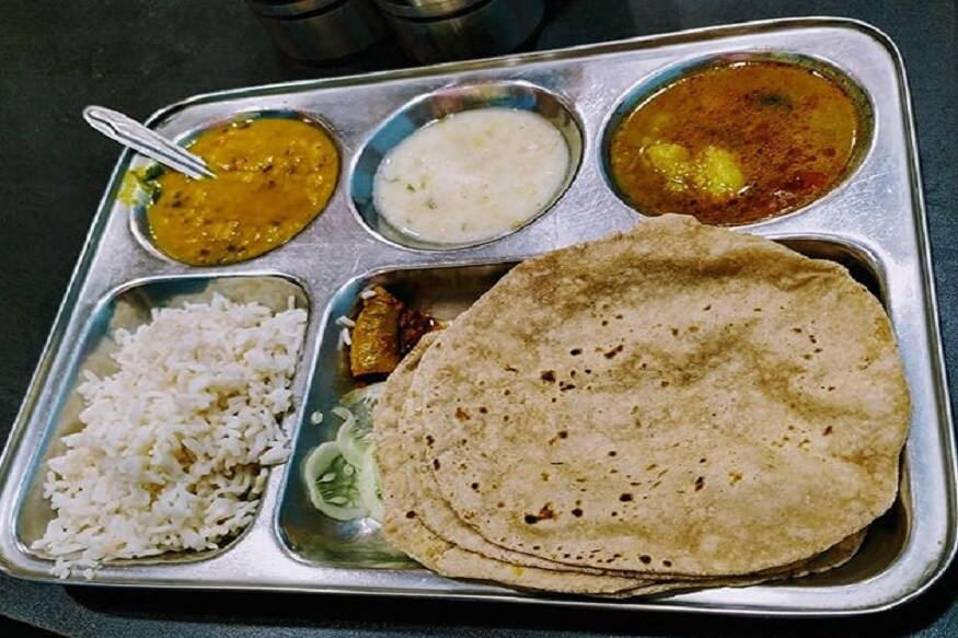 અનુપ સામાન્ય રીતે આઠ થી 10 પ્લેટ ભાત અને 35-40 રોટલીઓ દાળ અને શાક સાથે લે છે. બક્સરના મંઝવારીના રાજકીય બુનિયાદી વિદ્યાલયમાં આવેલા ક્વૉરન્ટીન સેન્ટરમાં રસોયા અનુપ માટે ખાવાનું બનાવીને થાક્યા છે. જો કે એક યુવક આટલું બધુ ખાઇ શકે છે તે જોવા માટે અહીં મોટા અધિકારીઓ પણ આવી ચૂક્યા છે જે તેનું ભોજન જોઇને દંગ રહી ગયા છે. અનુપ સામાન્ય રીતે આઠ થી 10 પ્લેટ ભાત અને 35-40 રોટલીઓ દાળ અને શાક સાથે લે છે. બક્સરના મંઝવારીના રાજકીય બુનિયાદી વિદ્યાલયમાં આવેલા ક્વૉરન્ટીન સેન્ટરમાં રસોયા અનુપ માટે ખાવાનું બનાવીને થાક્યા છે. જો કે એક યુવક આટલું બધુ ખાઇ શકે છે તે જોવા માટે અહીં મોટા અધિકારીઓ પણ આવી ચૂક્યા છે જે તેનું ભોજન જોઇને દંગ રહી ગયા છે.