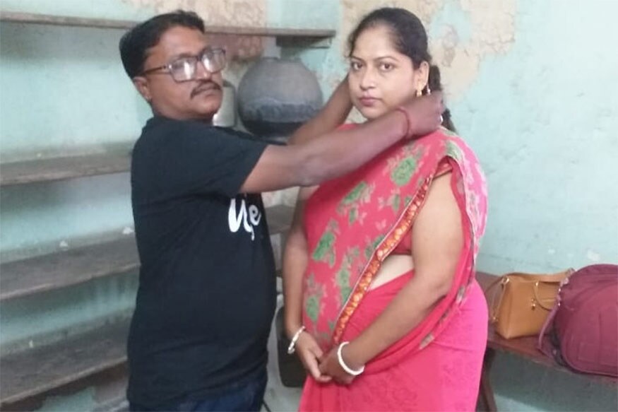 હરિન માત્રાવાડિયા, રાજકોટ : લગ્નની જાળમાં ફસાવી લગ્ન કરી અને બાદમાં રૂપિયા અને ઘરેણા પડાવીને ફરાર થઇ જવાના કિસ્સાઓ રાજકોટ સહિત સમગ્ર સૌરાષ્ટ્રમાં સામે આવ્યા હતા. થોડા મહિનાઓ પહેલા આ જ રીતે દુલ્હન દ્વારા લગ્ન કર્યા બાદ ફરાર થઇ જવાના સૌથી મોટા નેટવર્કનો પર્દાફાશ પણ રાજકોટમાં થયો હતો. ત્યારે આવો જ વધુ એક કિસ્સો સામે આવ્યો છે. રાજકોટના એક યુવકે 80 હજાર આપી નાસિકની યુવતી સાથે લગ્ન કર્યા હતા. જોકે, લગ્ન બાદ યુવક સાથે જે બન્યું હતું તે કિસ્સો જાણવો ખૂબ જરૂરી છે. સવારે સાત વાગ્યે આવેલી દુલ્હન પતિને ચકમો આપીને સાંજે સાત વાગ્યે રફુચક્કર થઈ ગઈ હતી. દુલ્હન ભાગ્યાની પાંચ જ મિનિટમાં પતિએ ઠેર ઠેર શોધખોળ આદરી પરંતુ ગાયબ થઈ ગયેલી દુલ્હન મળી ન હતી. આગળ વાંચો આખો કિસ્સો... હરિન માત્રાવાડિયા, રાજકોટ : લગ્નની જાળમાં ફસાવી લગ્ન કરી અને બાદમાં રૂપિયા અને ઘરેણા પડાવીને ફરાર થઇ જવાના કિસ્સાઓ રાજકોટ સહિત સમગ્ર સૌરાષ્ટ્રમાં સામે આવ્યા હતા. થોડા મહિનાઓ પહેલા આ જ રીતે દુલ્હન દ્વારા લગ્ન કર્યા બાદ ફરાર થઇ જવાના સૌથી મોટા નેટવર્કનો પર્દાફાશ પણ રાજકોટમાં થયો હતો. ત્યારે આવો જ વધુ એક કિસ્સો સામે આવ્યો છે. રાજકોટના એક યુવકે 80 હજાર આપી નાસિકની યુવતી સાથે લગ્ન કર્યા હતા. જોકે, લગ્ન બાદ યુવક સાથે જે બન્યું હતું તે કિસ્સો જાણવો ખૂબ જરૂરી છે. સવારે સાત વાગ્યે આવેલી દુલ્હન પતિને ચકમો આપીને સાંજે સાત વાગ્યે રફુચક્કર થઈ ગઈ હતી. દુલ્હન ભાગ્યાની પાંચ જ મિનિટમાં પતિએ ઠેર ઠેર શોધખોળ આદરી પરંતુ ગાયબ થઈ ગયેલી દુલ્હન મળી ન હતી. આગળ વાંચો આખો કિસ્સો...