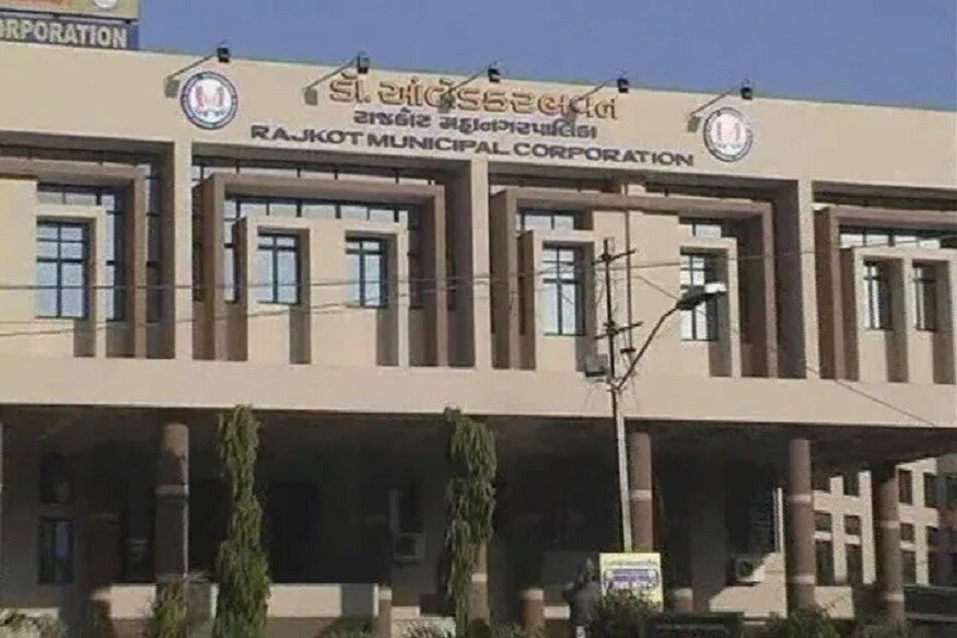રાજકોટઃ રાજકોટ મનપાએ (Rajkot Municipal corporation) બાકીદારો પર તવાઈ બોલાવી છે. મનપાએ વેરા વસુલાત માટે ખાસ ઝુંબેશ શરુ કરી છે. મનપા દ્વારા અલગ અલગ ૧૮ વોર્ડમાં ખાસ ૩૬ ટીમો બનાવી વેરા વસુલાત અને સીલીન્ગની કામગીરી શરુ કરી છે. ચાલુ વર્ષે ૨૬૦ કરોડનો વેરા વસુલાત શાખાનો લક્ષ્યાંક છે. અંદાજીત ૨ મહિનામાં ૧૦૦ કરોડની વસુલાત કરવાની છે. સમગ્ર કાર્યવાહીમાં ૩૦૦ જેટલા કર્મચારીઓ જોડાયા છે. ખાસ કરીને રાજકોટની અલગ અલગ સરકારી કચેરીઓ કે જેનો વેરો પી.ડબલ્યુ.ડી દ્વારા ભરવાનો હોઈ છે તેના વેરો ભરપાઈ નહિ થતા તેને નોતી આપવામાં આવી છે તો સાથેજ રાજકોટની પોસ્ટ ઓફીસ અને રેલવે સ્ટેશન ના વર્ષોથી વેરો ભરવાનો પણ બાકી છે. (હરિન માત્રાવાડિયા, રાજકોટ) રાજકોટઃ રાજકોટ મનપાએ (Rajkot Municipal corporation) બાકીદારો પર તવાઈ બોલાવી છે. મનપાએ વેરા વસુલાત માટે ખાસ ઝુંબેશ શરુ કરી છે. મનપા દ્વારા અલગ અલગ ૧૮ વોર્ડમાં ખાસ ૩૬ ટીમો બનાવી વેરા વસુલાત અને સીલીન્ગની કામગીરી શરુ કરી છે. ચાલુ વર્ષે ૨૬૦ કરોડનો વેરા વસુલાત શાખાનો લક્ષ્યાંક છે. અંદાજીત ૨ મહિનામાં ૧૦૦ કરોડની વસુલાત કરવાની છે. સમગ્ર કાર્યવાહીમાં ૩૦૦ જેટલા કર્મચારીઓ જોડાયા છે. ખાસ કરીને રાજકોટની અલગ અલગ સરકારી કચેરીઓ કે જેનો વેરો પી.ડબલ્યુ.ડી દ્વારા ભરવાનો હોઈ છે તેના વેરો ભરપાઈ નહિ થતા તેને નોતી આપવામાં આવી છે તો સાથેજ રાજકોટની પોસ્ટ ઓફીસ અને રેલવે સ્ટેશન ના વર્ષોથી વેરો ભરવાનો પણ બાકી છે. (હરિન માત્રાવાડિયા, રાજકોટ)