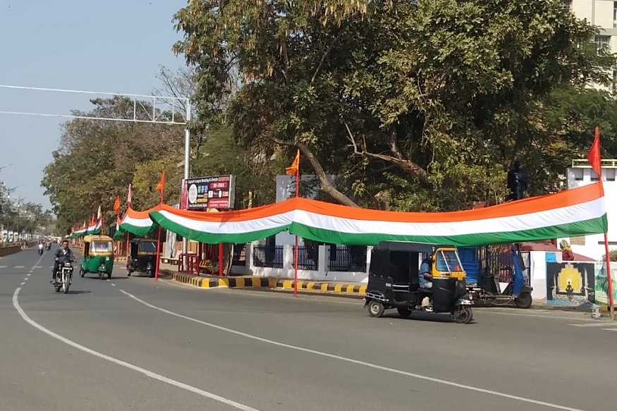 તિરંગા યાત્રા દરમિયાન અલગ-અલગ 40 જગ્યા ઉપર દેશભક્તિની ભાવના ઉજાગર કરતી કૃતિઓ શાળાના બાળકો દ્વારા રજૂ કરવામાં આવશે. તિરંગા યાત્રામાં રાજકોટના અલગ-અલગ એસોસિએશન સહિત અનેક સંસ્થાઓ શાળાઓ પણ ટેકો આપ્યો છે. તિરંગા યાત્રા મુખ્યપ્રધાન વિજય રૂપાણી પ્રસ્થાન કરાવશે. તિરંગા યાત્રાને લઈને યાત્રાના રૂટ ઉપર કેસરિયો માહોલ અને રાષ્ટ્રભાવનાનો માહોલ જોવા મળી રહ્યો છે. તિરંગા યાત્રામાં નાસિકના ઢોલ અને સાત જેટલી ડીજે પાર્ટી સાથે હજારોની સંખ્યામાં લોકો જોડાશે. તિરંગા યાત્રા દરમિયાન અલગ-અલગ 40 જગ્યા ઉપર દેશભક્તિની ભાવના ઉજાગર કરતી કૃતિઓ શાળાના બાળકો દ્વારા રજૂ કરવામાં આવશે. તિરંગા યાત્રામાં રાજકોટના અલગ-અલગ એસોસિએશન સહિત અનેક સંસ્થાઓ શાળાઓ પણ ટેકો આપ્યો છે. તિરંગા યાત્રા મુખ્યપ્રધાન વિજય રૂપાણી પ્રસ્થાન કરાવશે. તિરંગા યાત્રાને લઈને યાત્રાના રૂટ ઉપર કેસરિયો માહોલ અને રાષ્ટ્રભાવનાનો માહોલ જોવા મળી રહ્યો છે. તિરંગા યાત્રામાં નાસિકના ઢોલ અને સાત જેટલી ડીજે પાર્ટી સાથે હજારોની સંખ્યામાં લોકો જોડાશે.