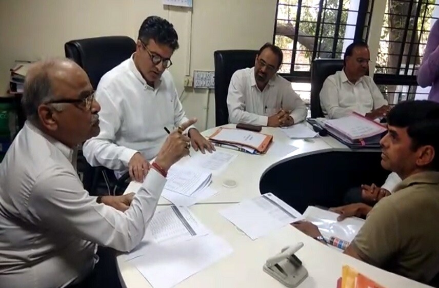 એફઆરસી દ્વારા ફ્રી નક્કી કરી નાખ્યા બાદ પણ આ સ્કૂલ પોતાને મન ફાવે તે રીતે ફી ઉગરાવે છે, જેને લઇને વાલીઓ દ્વારા સરકારે નક્કી કરેલ ફી ભરતા હતા, ત્યારે પોતાની દાદાગીરી કરી આગામી દિવસમાં ધોરણ 10 અને 12ની પરીક્ષા આવી રહી છે, ત્યારે ફી નહી ભરનાર તમામ બાળકોની પરીક્ષાની હોલ ટિકિટ નહી આપીને વાલીઓને બમણી ફી ભરવા સતત વાલીઓ પર દબાણ શાળા સંચાલક દ્વારા કરવામાં આવે છે. એફઆરસી દ્વારા ફ્રી નક્કી કરી નાખ્યા બાદ પણ આ સ્કૂલ પોતાને મન ફાવે તે રીતે ફી ઉગરાવે છે, જેને લઇને વાલીઓ દ્વારા સરકારે નક્કી કરેલ ફી ભરતા હતા, ત્યારે પોતાની દાદાગીરી કરી આગામી દિવસમાં ધોરણ 10 અને 12ની પરીક્ષા આવી રહી છે, ત્યારે ફી નહી ભરનાર તમામ બાળકોની પરીક્ષાની હોલ ટિકિટ નહી આપીને વાલીઓને બમણી ફી ભરવા સતત વાલીઓ પર દબાણ શાળા સંચાલક દ્વારા કરવામાં આવે છે.