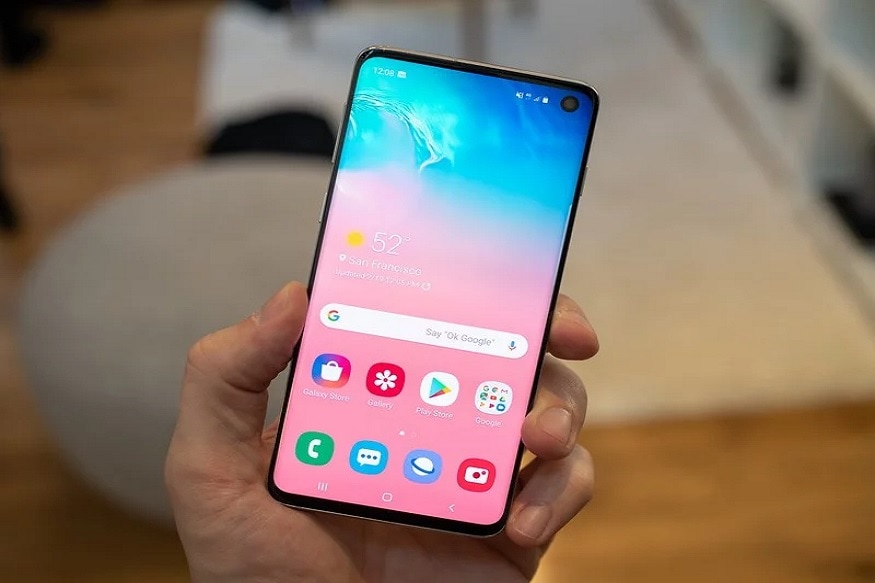 લોન્ચ થઈ Samsung S20 સિરિઝઃ- સેમસંગના પ્રીમિયમ ફોન ગેલેક્સી s20 સિરિઝને લોન્ચ કરવામાં આવી છે. જેનો કેમેરા આર્ટિફિશિયલ ઈન્ટેલિજેન્સ જેવા ફિચરથી સજ્જ છે. ગેલેક્સી S20ના એડિશન ગેલેક્સી S20, ગેલ્કસી S20 પ્લસ અને ગેલેક્સી S20 અલ્ટ્રા 5G ટેક્નોલોજીથી સજ્જ છે. જેની કિંમત 999 ડોલરથી 1399 ડોલરથી વચ્ચે હશે. ભારતીય રૂપિયાની વાત કરીએ તો 71,172 રૂપિયાથી 99670 રૂપિયા વચ્ચે છે. (ફાઈલ તસવીર) લોન્ચ થઈ Samsung S20 સિરિઝઃ- સેમસંગના પ્રીમિયમ ફોન ગેલેક્સી s20 સિરિઝને લોન્ચ કરવામાં આવી છે. જેનો કેમેરા આર્ટિફિશિયલ ઈન્ટેલિજેન્સ જેવા ફિચરથી સજ્જ છે. ગેલેક્સી S20ના એડિશન ગેલેક્સી S20, ગેલ્કસી S20 પ્લસ અને ગેલેક્સી S20 અલ્ટ્રા 5G ટેક્નોલોજીથી સજ્જ છે. જેની કિંમત 999 ડોલરથી 1399 ડોલરથી વચ્ચે હશે. ભારતીય રૂપિયાની વાત કરીએ તો 71,172 રૂપિયાથી 99670 રૂપિયા વચ્ચે છે. (ફાઈલ તસવીર)