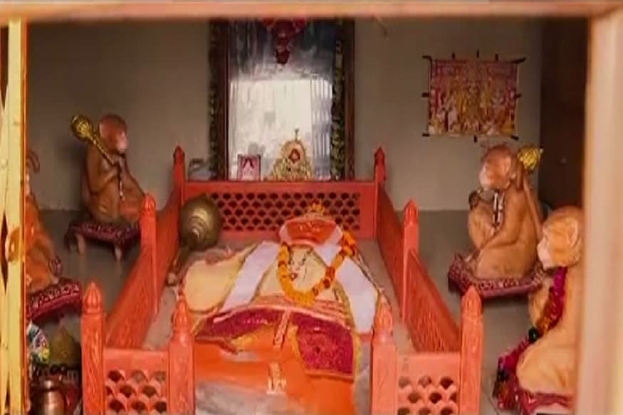 હરિવંશપુરાણ મુજબ ચંબલ ઘાટીમાં આવેલા એતી પર્વત પર શનિદેવનું પ્રથમ નિવાસ હતું. અહીં શનિદેવની મૂર્તિના માથા પર અર્ધચંદ્ર બનેલો છે. લોકો કહે છે કે, દુનિયામાં શનિદેવની કોઈ મૂર્તિ પર આ નિશાન નથી. હરિવંશપુરાણ મુજબ ચંબલ ઘાટીમાં આવેલા એતી પર્વત પર શનિદેવનું પ્રથમ નિવાસ હતું. અહીં શનિદેવની મૂર્તિના માથા પર અર્ધચંદ્ર બનેલો છે. લોકો કહે છે કે, દુનિયામાં શનિદેવની કોઈ મૂર્તિ પર આ નિશાન નથી.