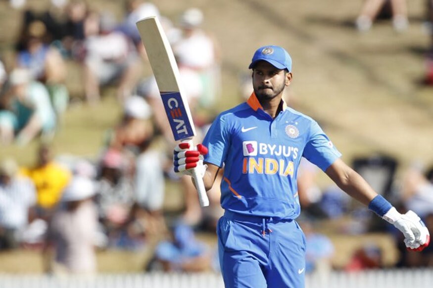 નવી દિલ્હી : ભારતીય ટીમ (Team India)ના ચોથા નંબરના બેટ્સમેન ક્રમની સમસ્યાને ખતમ કરનારા શ્રેયસ અય્યર (Shreyas Iyer) ન્યૂઝીલેન્ડ (New Zealand)ની વિરુદ્ધ હેમિલ્ટનમાં વનડે ક્રિકેટની પોતાની પહેલી સદી ફટકારી છે. ત્રણ મેચોની વનડે સીરીઝની પહેલી મેચમાં તેણે આ સિદ્ધિ મેળવી છે. નવી દિલ્હી : ભારતીય ટીમ (Team India)ના ચોથા નંબરના બેટ્સમેન ક્રમની સમસ્યાને ખતમ કરનારા શ્રેયસ અય્યર (Shreyas Iyer) ન્યૂઝીલેન્ડ (New Zealand)ની વિરુદ્ધ હેમિલ્ટનમાં વનડે ક્રિકેટની પોતાની પહેલી સદી ફટકારી છે. ત્રણ મેચોની વનડે સીરીઝની પહેલી મેચમાં તેણે આ સિદ્ધિ મેળવી છે.
