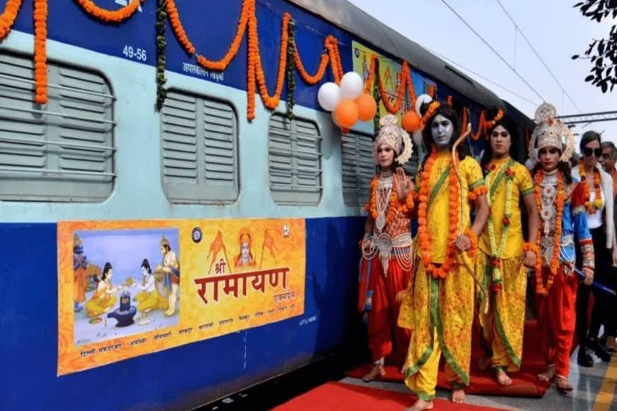 ટ્રેનથી જ મળશે શ્રીલંકા માટે ફ્લાઇટ - શ્રી રામાયણ એક્સપ્રેસથી મુસાફરી દરમિયાન શ્રીલંકાની યાત્રા માટે પણ 40 સીટો રાખવામાં આવી છે. જે મુસાફરો શ્રીલંકા સુધીની યાત્રા કરવા માંગે વે તેમને 15મા દિવસે ફ્લાઇટથી કાલંબો લઈ જવામાં આવશે અને ત્રણ દિવસ સુધી શ્રીલંકામાં કેન્ડી, નુવારા એલિયા અને નેગોમ્બોની યાત્રા કરાવવામાં આવશે. ટ્રેનથી જ મળશે શ્રીલંકા માટે ફ્લાઇટ - શ્રી રામાયણ એક્સપ્રેસથી મુસાફરી દરમિયાન શ્રીલંકાની યાત્રા માટે પણ 40 સીટો રાખવામાં આવી છે. જે મુસાફરો શ્રીલંકા સુધીની યાત્રા કરવા માંગે વે તેમને 15મા દિવસે ફ્લાઇટથી કાલંબો લઈ જવામાં આવશે અને ત્રણ દિવસ સુધી શ્રીલંકામાં કેન્ડી, નુવારા એલિયા અને નેગોમ્બોની યાત્રા કરાવવામાં આવશે.