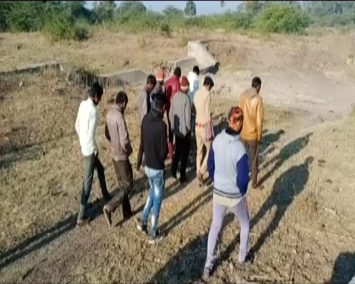 આ ઘટના બગસરાના ખારી ગામની છે. ગત મોડી રાત્રે વનરાજોની ત્રાડ અને ઘેટાં-બકરાંઓની ચીસથી સમગ્ર ગામ ધ્રુજી ગયું હતું. દરમિયાન સ્થાનિકોએ વનવિભાગને જાણ કરતા વનવિભાગના અધિકારીઓએ ઘટના સ્થળની મુલાકાત લઈ અને અહેવાલ એકત્રિત કર્યો હતો. આ ઘટના બગસરાના ખારી ગામની છે. ગત મોડી રાત્રે વનરાજોની ત્રાડ અને ઘેટાં-બકરાંઓની ચીસથી સમગ્ર ગામ ધ્રુજી ગયું હતું. દરમિયાન સ્થાનિકોએ વનવિભાગને જાણ કરતા વનવિભાગના અધિકારીઓએ ઘટના સ્થળની મુલાકાત લઈ અને અહેવાલ એકત્રિત કર્યો હતો.
