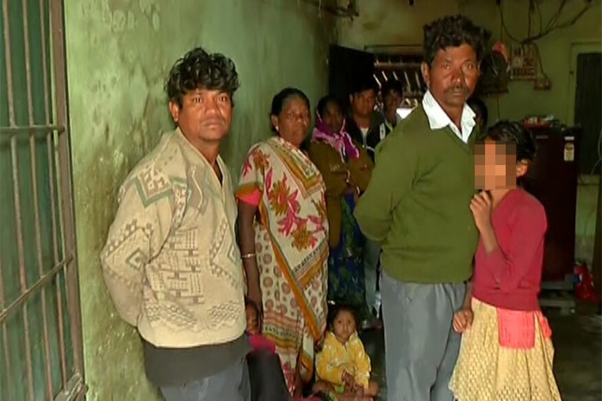 ગળેફાંસો ખાઇને આપઘાત કરી લીધો : મળતી માહિતી પ્રમાણે કોસમાડા ગામે રહેતા અનિલ રાઠોડની ધોરણ સાતમાં અભ્યાસ કરતી સુહાનીએ ઘરે દુપટ્ટા વડે ગળેફાંસો ખાઈને આપઘાત કરી લીધો છે. અનિલભાઈને સંતાનમાં 13 વર્ષની સુહાની અને 11 વર્ષની તેમજ ધોરણ પાંચમાં અભ્યાસ કરતી રાધા છે. સોમવારે સુહાનીને પેટમાં દુઃખતું હોવાથી તેણે સ્કૂલમાં રજા પાડી હતી. જે બાદમાં મંગળવારે તેણે પોતાના ઘરે લોખંડના એંગલ સાથે ઓઢણી બાંધીને આપઘાત કરી લીધો હતો. આપઘાત સમયે કિશોરીના માતાપિતા મજૂરા કામે ગયા હતા. સુહાની સવારે સ્કૂલે ગઈ હતી, જે બાદમાં સ્કૂલમાં પોતાની બેગ મૂકીને ઘરે આવી ગઈ હતી. ગળેફાંસો ખાઇને આપઘાત કરી લીધો : મળતી માહિતી પ્રમાણે કોસમાડા ગામે રહેતા અનિલ રાઠોડની ધોરણ સાતમાં અભ્યાસ કરતી સુહાનીએ ઘરે દુપટ્ટા વડે ગળેફાંસો ખાઈને આપઘાત કરી લીધો છે. અનિલભાઈને સંતાનમાં 13 વર્ષની સુહાની અને 11 વર્ષની તેમજ ધોરણ પાંચમાં અભ્યાસ કરતી રાધા છે. સોમવારે સુહાનીને પેટમાં દુઃખતું હોવાથી તેણે સ્કૂલમાં રજા પાડી હતી. જે બાદમાં મંગળવારે તેણે પોતાના ઘરે લોખંડના એંગલ સાથે ઓઢણી બાંધીને આપઘાત કરી લીધો હતો. આપઘાત સમયે કિશોરીના માતાપિતા મજૂરા કામે ગયા હતા. સુહાની સવારે સ્કૂલે ગઈ હતી, જે બાદમાં સ્કૂલમાં પોતાની બેગ મૂકીને ઘરે આવી ગઈ હતી.