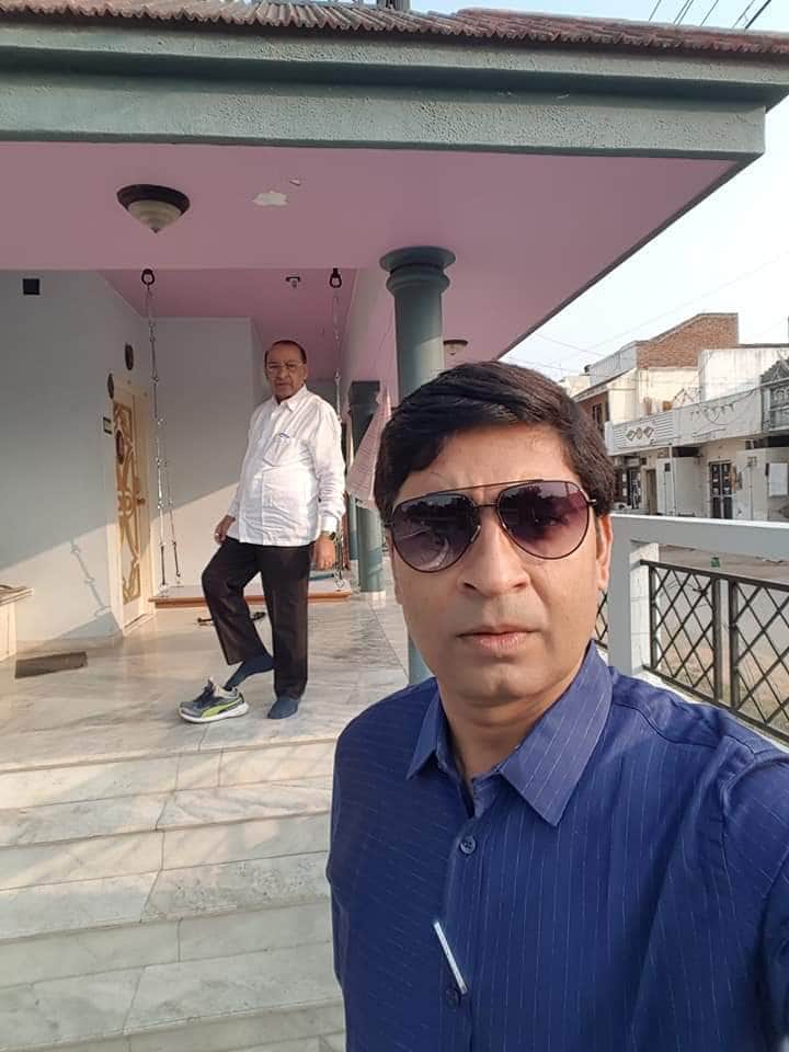 સુરતમાં બાંધકામ કરે તેની પાસે રૂપિયા ખંડણી પેટે માંગવામાં અત્યાર સુધીમાં 3 જેટલા નગર સેવક એસીબીના હાથે ઝડપાઇ ચૂકયા છે. (તસીવરમાં મહિલા કોર્પોરેટરનો પતિ પલ્કેશ પટેલ) સુરતમાં બાંધકામ કરે તેની પાસે રૂપિયા ખંડણી પેટે માંગવામાં અત્યાર સુધીમાં 3 જેટલા નગર સેવક એસીબીના હાથે ઝડપાઇ ચૂકયા છે. (તસીવરમાં મહિલા કોર્પોરેટરનો પતિ પલ્કેશ પટેલ)