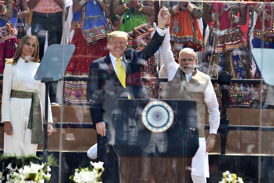 અમદાવાદ : અમેરિકાના રાષ્ટ્રપ્રમુખ ડોનાલ્ડ ટ્રમ્પ બે દિવસના ભારત પ્રવાસે આવી પહોંચ્યા છે. મોટેરા ખાતે તેમણે નમસ્તે ટ્રમ્પ કાર્યક્રમનો સંબોધન કર્યું હતું. આ પ્રસંગે યુએસ પ્રમુખ ટ્રમ્પે જણાવ્યું હતું કે, અમેરિકા ભારતને પ્રેમ અને આદર કરે છે અને ભવિષ્યમાં પણ ભારતના લોકોનો આદર કરતું રહેશે. મોટેરા સ્ટેડિયમ ખાતે નમસ્તે ટ્રમ્પ કાર્યક્રમમાં ભાગ લેતા પહેલા તેમણે સાબરમતી આશ્રમની મુલાકાત લીધી હતી. આ પ્રસંગે તેમણે ભારત અને પીએમ મોદીની પ્રશંસા કરી હતી. સાથે સાથે એમ પણ જણાવ્યું હતું કે પીએમ મોદી ખૂબ આકરા (ટફ) પણ છે. સાથે જ તેમણે મોદી પિતાની ચાની કેબિન પર રેલવે સ્ટેશન પર ચા વેચતા હતા તે વાતનો પણ ઉલ્લેખ કર્યો હતો. અમદાવાદ : અમેરિકાના રાષ્ટ્રપ્રમુખ ડોનાલ્ડ ટ્રમ્પ બે દિવસના ભારત પ્રવાસે આવી પહોંચ્યા છે. મોટેરા ખાતે તેમણે નમસ્તે ટ્રમ્પ કાર્યક્રમનો સંબોધન કર્યું હતું. આ પ્રસંગે યુએસ પ્રમુખ ટ્રમ્પે જણાવ્યું હતું કે, અમેરિકા ભારતને પ્રેમ અને આદર કરે છે અને ભવિષ્યમાં પણ ભારતના લોકોનો આદર કરતું રહેશે. મોટેરા સ્ટેડિયમ ખાતે નમસ્તે ટ્રમ્પ કાર્યક્રમમાં ભાગ લેતા પહેલા તેમણે સાબરમતી આશ્રમની મુલાકાત લીધી હતી. આ પ્રસંગે તેમણે ભારત અને પીએમ મોદીની પ્રશંસા કરી હતી. સાથે સાથે એમ પણ જણાવ્યું હતું કે પીએમ મોદી ખૂબ આકરા (ટફ) પણ છે. સાથે જ તેમણે મોદી પિતાની ચાની કેબિન પર રેલવે સ્ટેશન પર ચા વેચતા હતા તે વાતનો પણ ઉલ્લેખ કર્યો હતો.
