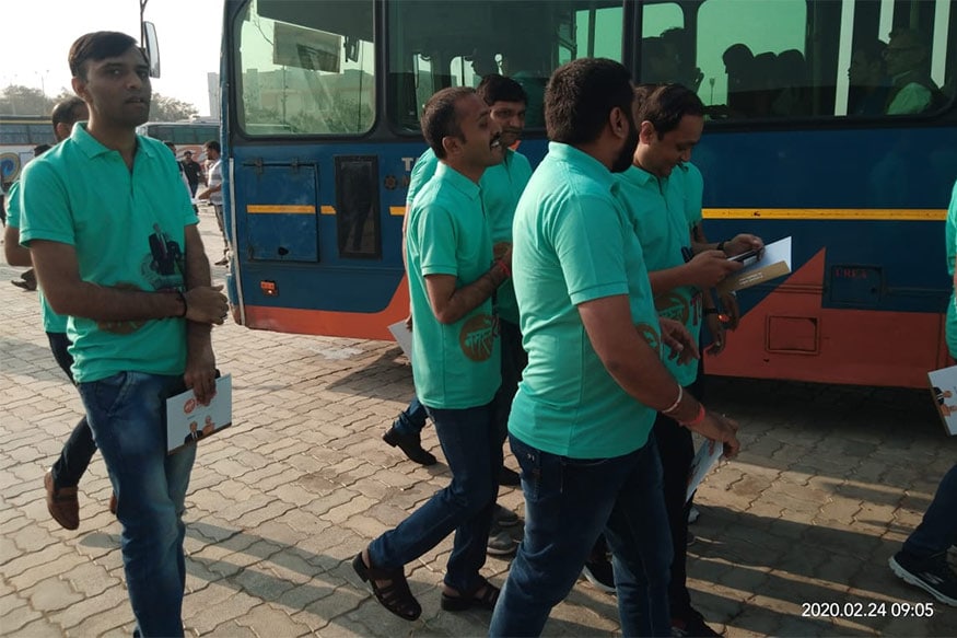 મોટેરા ખાતે ઉદ્યોગપતિઓને લઈ જવા માટે જીએમડીસી ગ્રાઉન્ડ ખાતેથી ખાસ વ્યવસ્થા કરવામાં આવી છે. અહીંથી બીઆરટીએસની બસોમાં ઉદ્યોગપતિઓને મોટેરા લઈ જવામાં આવ્યા હતા. મોટેરા ખાતે ઉદ્યોગપતિઓને લઈ જવા માટે જીએમડીસી ગ્રાઉન્ડ ખાતેથી ખાસ વ્યવસ્થા કરવામાં આવી છે. અહીંથી બીઆરટીએસની બસોમાં ઉદ્યોગપતિઓને મોટેરા લઈ જવામાં આવ્યા હતા.