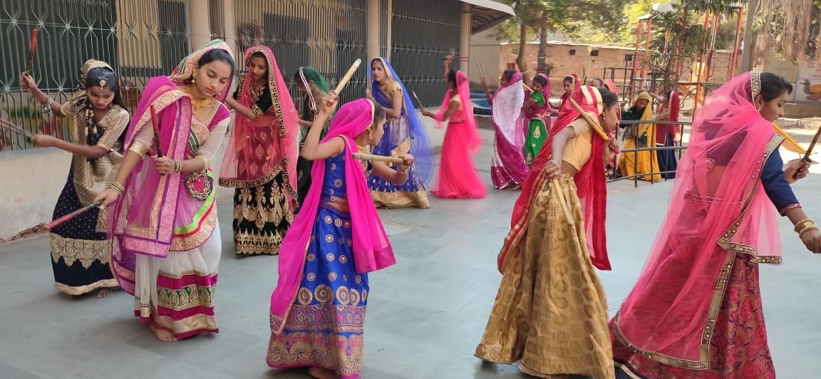 સ્કૂલ બોર્ડના 300 બાળકોને તૈયાર કરવામાં આવી રહ્યાં છે ટ્રમ્પના આગમન સમયે સ્ટેજ પરફોર્મન્સ માટે અમદાવાદ એરપોર્ટ પરથી અમેરિકાના રાષ્ટ્રપતિ ડોનાલ્ડ ટ્રમ્પ તેમના પત્ની મિલેનીયા અને પ્રધાનમંત્રી નરેન્દ્ર મોદીનો રોડ શો યોજાશે. સ્કૂલ બોર્ડના 300 બાળકોને તૈયાર કરવામાં આવી રહ્યાં છે ટ્રમ્પના આગમન સમયે સ્ટેજ પરફોર્મન્સ માટે અમદાવાદ એરપોર્ટ પરથી અમેરિકાના રાષ્ટ્રપતિ ડોનાલ્ડ ટ્રમ્પ તેમના પત્ની મિલેનીયા અને પ્રધાનમંત્રી નરેન્દ્ર મોદીનો રોડ શો યોજાશે.