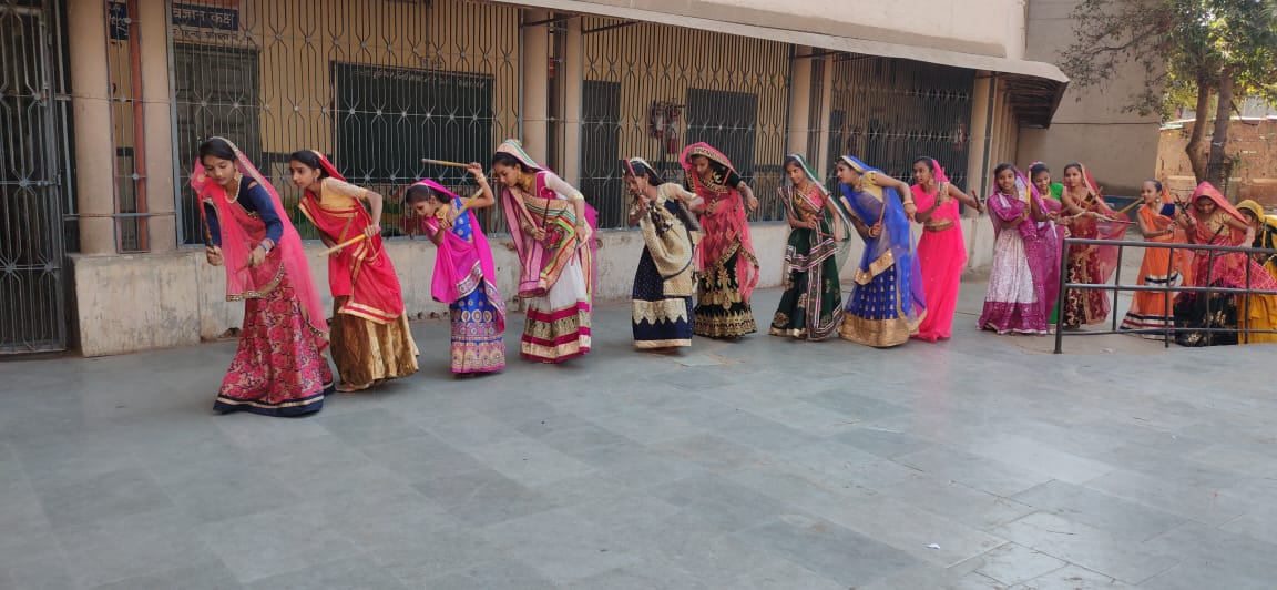 જે મોટેરા સુધી જવાનો છે. આ એરપોર્ટથી મોટેરા સુધીના માર્ગ પર અલગ અલગ જગ્યાએ સ્ટેજ બનાવવામાં આવ્યા છે. તેમાં 12 જેટલા સ્ટેજ અમદાવાદ મ્યુનિસિપલ સ્કૂલ બોર્ડના બાળકો માટે રાખવામાં આવ્યા છે. જ્યાં સ્કૂલ બોર્ડના બાળકો ભારતના અલગ અલગ રાજ્યોના નૃત્યોની ઝાંખી કરાવતા નૃત્યો કરી સ્ટેજ પરફોર્મન્સ આપશે. જે મોટેરા સુધી જવાનો છે. આ એરપોર્ટથી મોટેરા સુધીના માર્ગ પર અલગ અલગ જગ્યાએ સ્ટેજ બનાવવામાં આવ્યા છે. તેમાં 12 જેટલા સ્ટેજ અમદાવાદ મ્યુનિસિપલ સ્કૂલ બોર્ડના બાળકો માટે રાખવામાં આવ્યા છે. જ્યાં સ્કૂલ બોર્ડના બાળકો ભારતના અલગ અલગ રાજ્યોના નૃત્યોની ઝાંખી કરાવતા નૃત્યો કરી સ્ટેજ પરફોર્મન્સ આપશે.