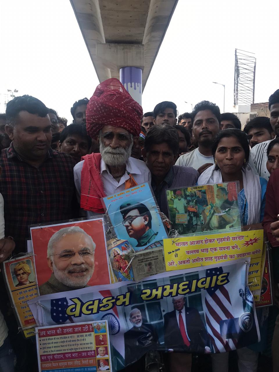 કાલુરામે જણાવ્યું હતું કે તેમને ડોનાલ્ડ ટ્રમ્પની એક ઝલક મેળવવાની ઇચ્છા છે. જોકે, નહીં મળે તો પણ તેઓ ખુશ છે કારણ કે તેમની હાજરીથી અનેક લોકો ઉત્સાહીત થયા હતા. કાલુરામે જણાવ્યું હતું કે તેમને ડોનાલ્ડ ટ્રમ્પની એક ઝલક મેળવવાની ઇચ્છા છે. જોકે, નહીં મળે તો પણ તેઓ ખુશ છે કારણ કે તેમની હાજરીથી અનેક લોકો ઉત્સાહીત થયા હતા.