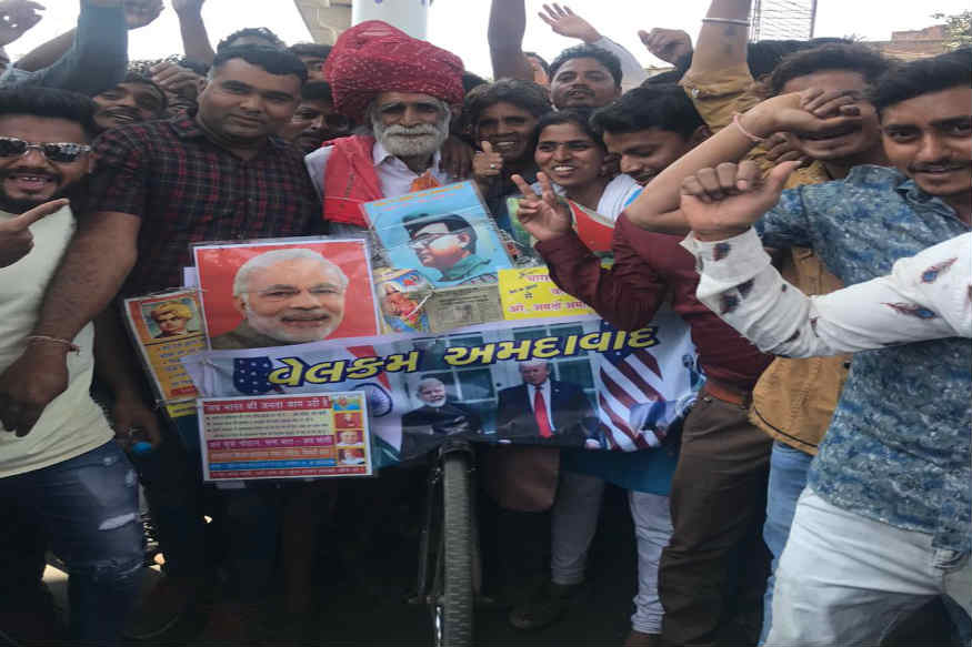સંધ્યા પંચાલ, અમદાવાદ : અમેરિકાના રાષ્ટ્રપ્રમુખ ડોનાલ્ડ ટ્રમ્પ અમદાવાદના મહેમાન બન્યા ત્યારે હજારો લાખોની સંખ્યામાં લોકો તેમના સ્વાગત માટે એકઠા થયા હતા જોકે, આ કાર્યક્રમમાં મૂળ રાજસ્થાનના એક દાદા કાલુરામ રાવલે આકર્ષણ જમાવ્યું હતું. કાલુરામ રાવલ હિંદી બચાવો અને નશા મુક્તિ અભિયાન ચલાવે છે અને પીએમ મોદીના ચાહક છે. કાલુરામ આ ધોમધખતા તાપમાં સાયકલ પ્રવાસ કરી મોટેરા સ્ટેડિયમ પહોંચ્યા હતા. સંધ્યા પંચાલ, અમદાવાદ : અમેરિકાના રાષ્ટ્રપ્રમુખ ડોનાલ્ડ ટ્રમ્પ અમદાવાદના મહેમાન બન્યા ત્યારે હજારો લાખોની સંખ્યામાં લોકો તેમના સ્વાગત માટે એકઠા થયા હતા જોકે, આ કાર્યક્રમમાં મૂળ રાજસ્થાનના એક દાદા કાલુરામ રાવલે આકર્ષણ જમાવ્યું હતું. કાલુરામ રાવલ હિંદી બચાવો અને નશા મુક્તિ અભિયાન ચલાવે છે અને પીએમ મોદીના ચાહક છે. કાલુરામ આ ધોમધખતા તાપમાં સાયકલ પ્રવાસ કરી મોટેરા સ્ટેડિયમ પહોંચ્યા હતા.