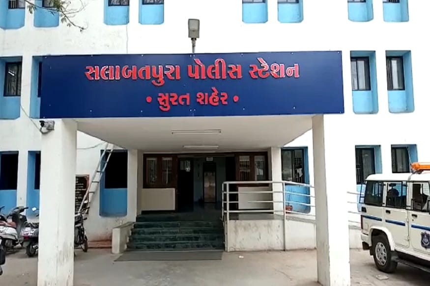 સલાબતપુરા પોલીસે માન દરવાજાના ખાજા નગર રોડ પરથી બંનેને ઝડપી પાડવામાં આવ્યા હતા, આ ઈસમો લાંબા સમયથી નકલી ચાવી વડે ગાડીની ચોરી કરી અન્ય જગ્યા પર મૂકી રાખતા હતા અને ગ્રાહક મળે એટલે આ ગાડીને લાવીને વેચીને રોકડી કરી તે રૂપિયાથી પોતાના મોજ શોખ પુરા કરતા હતા. સલાબતપુરા પોલીસે માન દરવાજાના ખાજા નગર રોડ પરથી બંનેને ઝડપી પાડવામાં આવ્યા હતા, આ ઈસમો લાંબા સમયથી નકલી ચાવી વડે ગાડીની ચોરી કરી અન્ય જગ્યા પર મૂકી રાખતા હતા અને ગ્રાહક મળે એટલે આ ગાડીને લાવીને વેચીને રોકડી કરી તે રૂપિયાથી પોતાના મોજ શોખ પુરા કરતા હતા.