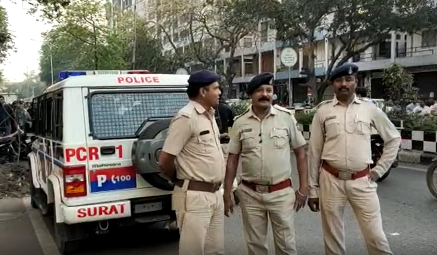 ફાયરિંગની ઘટના અને CCTV જોતા જ્વેલર્સને ડરાવવા માટે ફાયરિંગ કરાયું હોવાનું જણાઈ રહ્યું છે. જોકે, અગાઉ શો રૂમના માલિકને વોટ્સએપ કોલ પર ધમકી મળી હતી. ફાયરિંગની ઘટના અને CCTV જોતા જ્વેલર્સને ડરાવવા માટે ફાયરિંગ કરાયું હોવાનું જણાઈ રહ્યું છે. જોકે, અગાઉ શો રૂમના માલિકને વોટ્સએપ કોલ પર ધમકી મળી હતી.