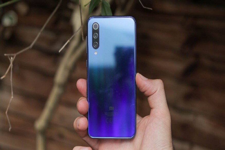 Mi10માં આ છે વિશેષતાઃ ચીનમાં લોન્ચ થયેલા Mi10માં 6.7 ઈન્ચની AMOLED ડિસ્પ્લે આપવામાં આવી છે. જે 90Hz રિફ્રેશ રેટની સાથે આવે છે. આ ફોનની સૌથી ખાસ વાત ફોનનો કેમેરો છે. જે 108 મેગાપિક્સલની સાથે રજૂ કરવામાં આવ્યો છે. ફોનમાં 108 મેગાપિક્સલના પ્રાઈમરી કેમેરાની સાથે એક 13 મેગાપિક્સલનો કેમેરા, બે બે મેગાપિક્સલનો રિયર કેમેરો પણ આપવામાં આવ્યા છે. (પ્રતિકાત્મક તસવીર) Mi10માં આ છે વિશેષતાઃ ચીનમાં લોન્ચ થયેલા Mi10માં 6.7 ઈન્ચની AMOLED ડિસ્પ્લે આપવામાં આવી છે. જે 90Hz રિફ્રેશ રેટની સાથે આવે છે. આ ફોનની સૌથી ખાસ વાત ફોનનો કેમેરો છે. જે 108 મેગાપિક્સલની સાથે રજૂ કરવામાં આવ્યો છે. ફોનમાં 108 મેગાપિક્સલના પ્રાઈમરી કેમેરાની સાથે એક 13 મેગાપિક્સલનો કેમેરા, બે બે મેગાપિક્સલનો રિયર કેમેરો પણ આપવામાં આવ્યા છે. (પ્રતિકાત્મક તસવીર)