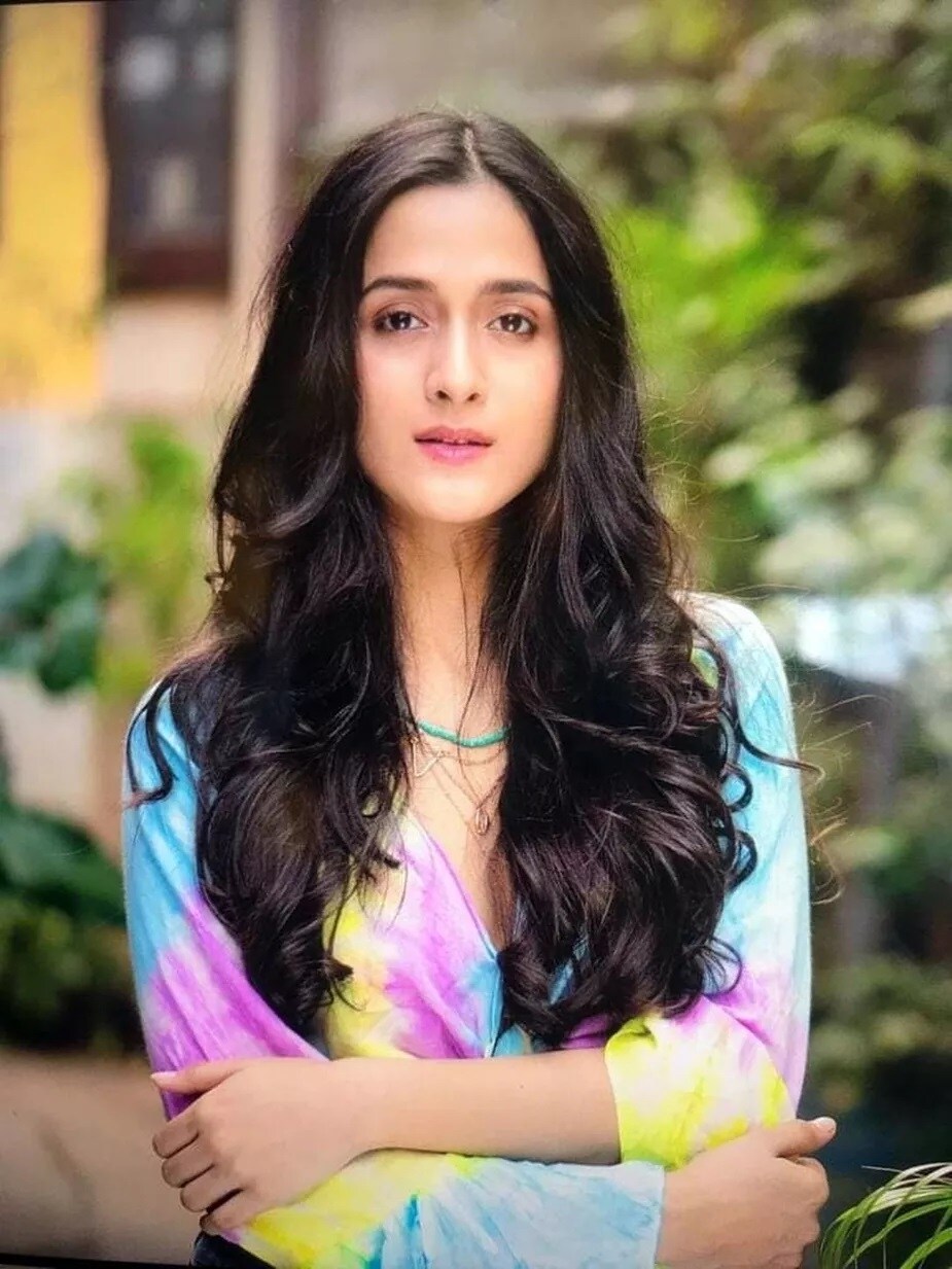 આરુષિની એક નાની બહેન પણ છે જે દિલ્હીમાં ભણી રહી છે. આરુષિ એન્જિનિયર બનવા માંગતી હતી. પણ તેની મહેનતે આજે તેને બોલિવૂડના આ મુકામ પર પહોંચાવી દીધી છે. આરુષિની એક નાની બહેન પણ છે જે દિલ્હીમાં ભણી રહી છે. આરુષિ એન્જિનિયર બનવા માંગતી હતી. પણ તેની મહેનતે આજે તેને બોલિવૂડના આ મુકામ પર પહોંચાવી દીધી છે.