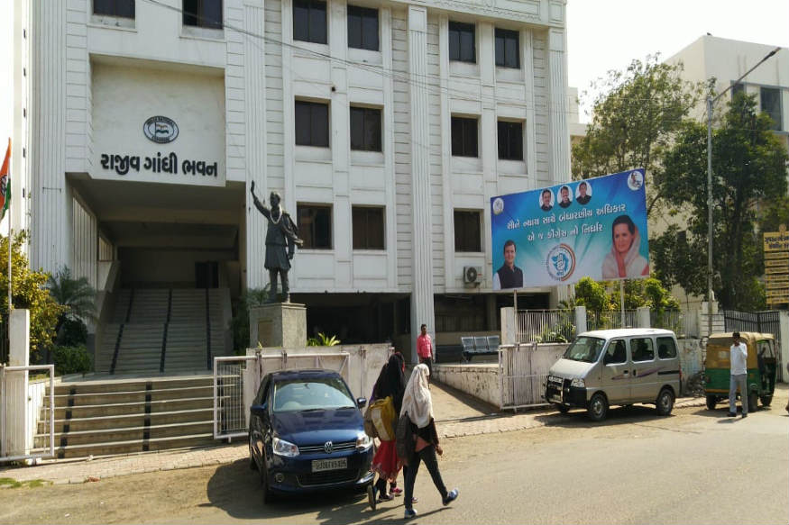આ પોસ્ટરમાં સોનિયા ગાંધી અને રાહુલ ગાંધી નો સમાવેશ થયો છે. આ ઉપરાત પ્રદેશ કોંગ્રેસ પ્રભારી રાજીવ સાતવ , પ્રમુખ અમિત ચાવડા , વિપક્ષ નેતા પરેશ ધાનાણી નો સમાવેશ થયો છે . આ પોસ્ટરમાં સોનિયા ગાંધી અને રાહુલ ગાંધી નો સમાવેશ થયો છે. આ ઉપરાત પ્રદેશ કોંગ્રેસ પ્રભારી રાજીવ સાતવ , પ્રમુખ અમિત ચાવડા , વિપક્ષ નેતા પરેશ ધાનાણી નો સમાવેશ થયો છે .