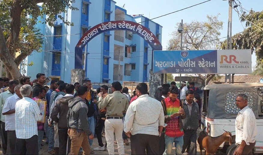 તપાસ કરતા જાણ થાય છે કે આરોપી શૈલેષ બાળકીને બાઇક ઉપર લઈને જતો દેખાય છે. પરંતુ પાછા ફરતી વખતે બાળકી નથી જોવાતી જેને આધારે બાળકીને લઈ જનાર કૌટુંબિક મામા શૈલેષ માવીની અટકાયત કરી પૂછપરછ હાથ ધરી હતી. શરૂઆતમાં તો આરોપીએ ગુનો કબુલ નહોતો કર્યો પરંતુ પોલીસે સખ્તાઈ કરતાં શૈલેષ ભાંગી પડ્યો હતો અને બાળકી સાથે દુષ્કર્મ ગુજારી હત્યા કરી હોવાની કબૂલાત કરી હતી. તપાસ કરતા જાણ થાય છે કે આરોપી શૈલેષ બાળકીને બાઇક ઉપર લઈને જતો દેખાય છે. પરંતુ પાછા ફરતી વખતે બાળકી નથી જોવાતી જેને આધારે બાળકીને લઈ જનાર કૌટુંબિક મામા શૈલેષ માવીની અટકાયત કરી પૂછપરછ હાથ ધરી હતી. શરૂઆતમાં તો આરોપીએ ગુનો કબુલ નહોતો કર્યો પરંતુ પોલીસે સખ્તાઈ કરતાં શૈલેષ ભાંગી પડ્યો હતો અને બાળકી સાથે દુષ્કર્મ ગુજારી હત્યા કરી હોવાની કબૂલાત કરી હતી.