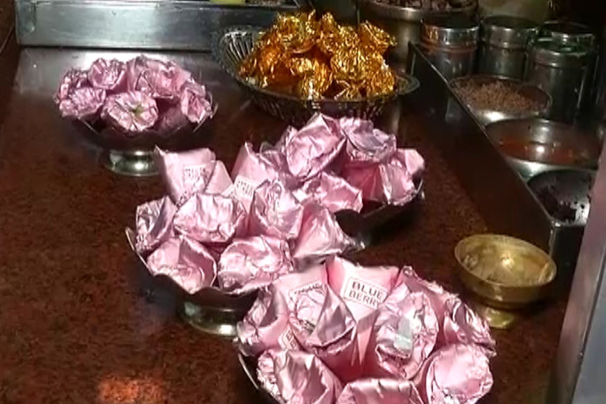આ ખાસ પાન રાખે છે પાંડે જી - દેવીપ્રસાદ પાંડેએ જણાવ્યું કે, અમારે ત્યાં માધુરી પાન પણ છે જે ખાસ માધુરી દિક્ષીતન નામ પર તૈયાર કરવામાં આવ્યું છે. આ ઉપરાંત કીવી, ચોકલેટ, મેન્ગો, ઓરેન્જ, સાદું પાન, મીઠું પાન, નારિયળવાળું પાન જેવા તમામ ફ્લેવરના પાન ઉપલબ્ધ છે. આ ખાસ પાન રાખે છે પાંડે જી - દેવીપ્રસાદ પાંડેએ જણાવ્યું કે, અમારે ત્યાં માધુરી પાન પણ છે જે ખાસ માધુરી દિક્ષીતન નામ પર તૈયાર કરવામાં આવ્યું છે. આ ઉપરાંત કીવી, ચોકલેટ, મેન્ગો, ઓરેન્જ, સાદું પાન, મીઠું પાન, નારિયળવાળું પાન જેવા તમામ ફ્લેવરના પાન ઉપલબ્ધ છે.