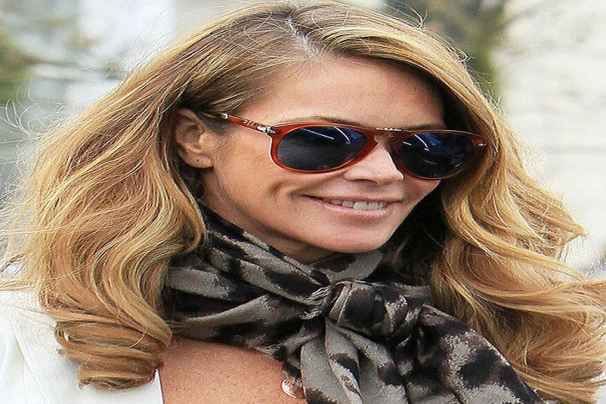 સુપર મોડલ (supermodel) તરીકે જાણિતી એલ મેકફર્સને (elle macpherson) એક એવો પાઉડર લોન્ચ કર્યો છે. જે મહિલાઓમાં વાયગ્રા બરાબર અસરકારક પદાર્થ ગણવામાં આવે છે. ઓસ્ટ્રેલિયાની રહેનારી આ મહિલાએ આ પાઉડરનું વેચાણ પણ શરુ કરી દીધું છે. 14 દિવસના કોર્સ માટે આની કિંમત 7900 રૂપિયા રાખવામાં આવી છે. (સુપર મોડલની ફાઈલ તસવીર) સુપર મોડલ (supermodel) તરીકે જાણિતી એલ મેકફર્સને (elle macpherson) એક એવો પાઉડર લોન્ચ કર્યો છે. જે મહિલાઓમાં વાયગ્રા બરાબર અસરકારક પદાર્થ ગણવામાં આવે છે. ઓસ્ટ્રેલિયાની રહેનારી આ મહિલાએ આ પાઉડરનું વેચાણ પણ શરુ કરી દીધું છે. 14 દિવસના કોર્સ માટે આની કિંમત 7900 રૂપિયા રાખવામાં આવી છે. (સુપર મોડલની ફાઈલ તસવીર)
