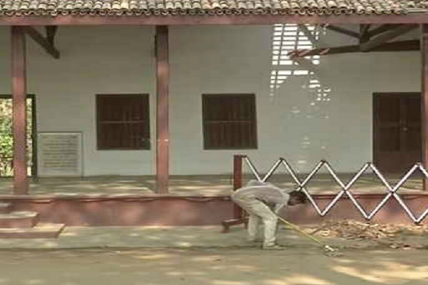 અમદાવાદ : અમેરિકાનાં રાષ્ટ્રપતિ ડોનાલ્ડ ટ્રમ્પની ગુજરાત મુલાકાતની તડામાર તૈયારીઓ ચાલી રહી છે. અમેરિકાનાં રાષ્ટ્રપતિ મોટેરા સ્ટેડિયમ, ગાંધી આશ્રમ અને રિવરફ્રન્ટની મુલાકાત લેશે. તેને પગલે સુરક્ષા વ્યવસ્થા વધારી દેવામાં આવી છે. ત્યારે ન્યૂઝ18ગુજરાતીનાં સંવાદદાતાએ ગાંધી આશ્રમની મુલાકાત લઇને ત્યાંની માહિતી આપી હતી અમદાવાદ : અમેરિકાનાં રાષ્ટ્રપતિ ડોનાલ્ડ ટ્રમ્પની ગુજરાત મુલાકાતની તડામાર તૈયારીઓ ચાલી રહી છે. અમેરિકાનાં રાષ્ટ્રપતિ મોટેરા સ્ટેડિયમ, ગાંધી આશ્રમ અને રિવરફ્રન્ટની મુલાકાત લેશે. તેને પગલે સુરક્ષા વ્યવસ્થા વધારી દેવામાં આવી છે. ત્યારે ન્યૂઝ18ગુજરાતીનાં સંવાદદાતાએ ગાંધી આશ્રમની મુલાકાત લઇને ત્યાંની માહિતી આપી હતી