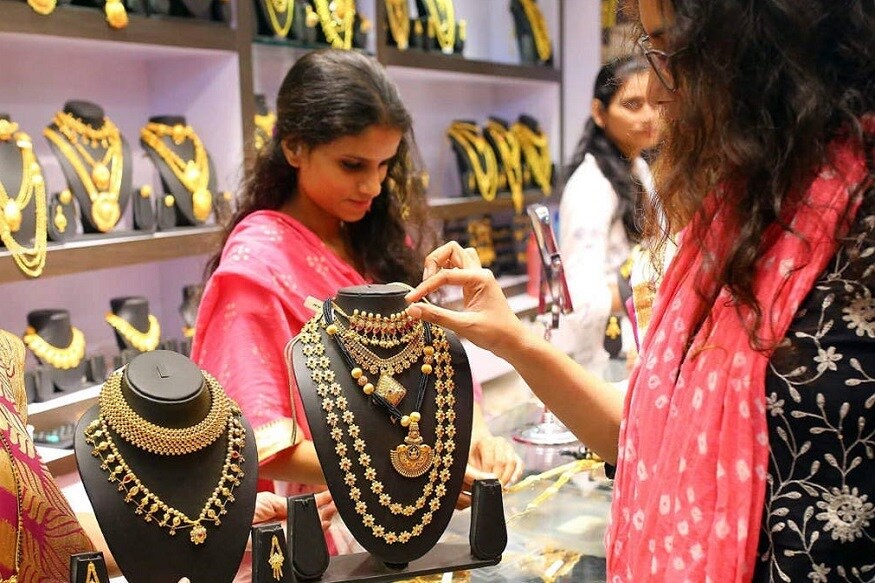 સોનાના નવા ભાવ (Gold Price on 14th February 2020) :- શુક્રવારે દિલ્હી સરાફા બજારમાં (Delhi Gold Silver market) સોનાના ભાવમાં આજે 70 રૂપિયા પ્રતિ 10 ગ્રામનો વધારો થયો છે. આ પહેલા ગુરુવારે 266 રૂપિયા પ્રતિ 10 ગ્રામનો વધારો થયો હતો. આજે શુક્રવારે વધારા સાથે સોનાનો નવો ભાવ 41481 રૂપિયા પ્રતિ 10 ગ્રામના સ્તર ઉપર પહોંચ્યો છે. (પ્રતિકાત્મક તસવીર) સોનાના નવા ભાવ (Gold Price on 14th February 2020) :- શુક્રવારે દિલ્હી સરાફા બજારમાં (Delhi Gold Silver market) સોનાના ભાવમાં આજે 70 રૂપિયા પ્રતિ 10 ગ્રામનો વધારો થયો છે. આ પહેલા ગુરુવારે 266 રૂપિયા પ્રતિ 10 ગ્રામનો વધારો થયો હતો. આજે શુક્રવારે વધારા સાથે સોનાનો નવો ભાવ 41481 રૂપિયા પ્રતિ 10 ગ્રામના સ્તર ઉપર પહોંચ્યો છે. (પ્રતિકાત્મક તસવીર)